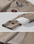 WARDEN EDGE Manteau trench ceinturé à écusson universitaire