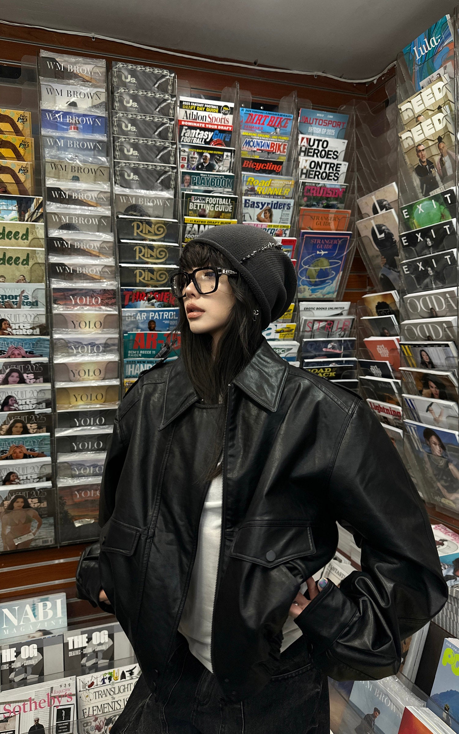 WARDEN EDGEオーバーサイズボンバージャケット WARDEN EDGE Cropped Leather Jacket with Epaulettes and Utility