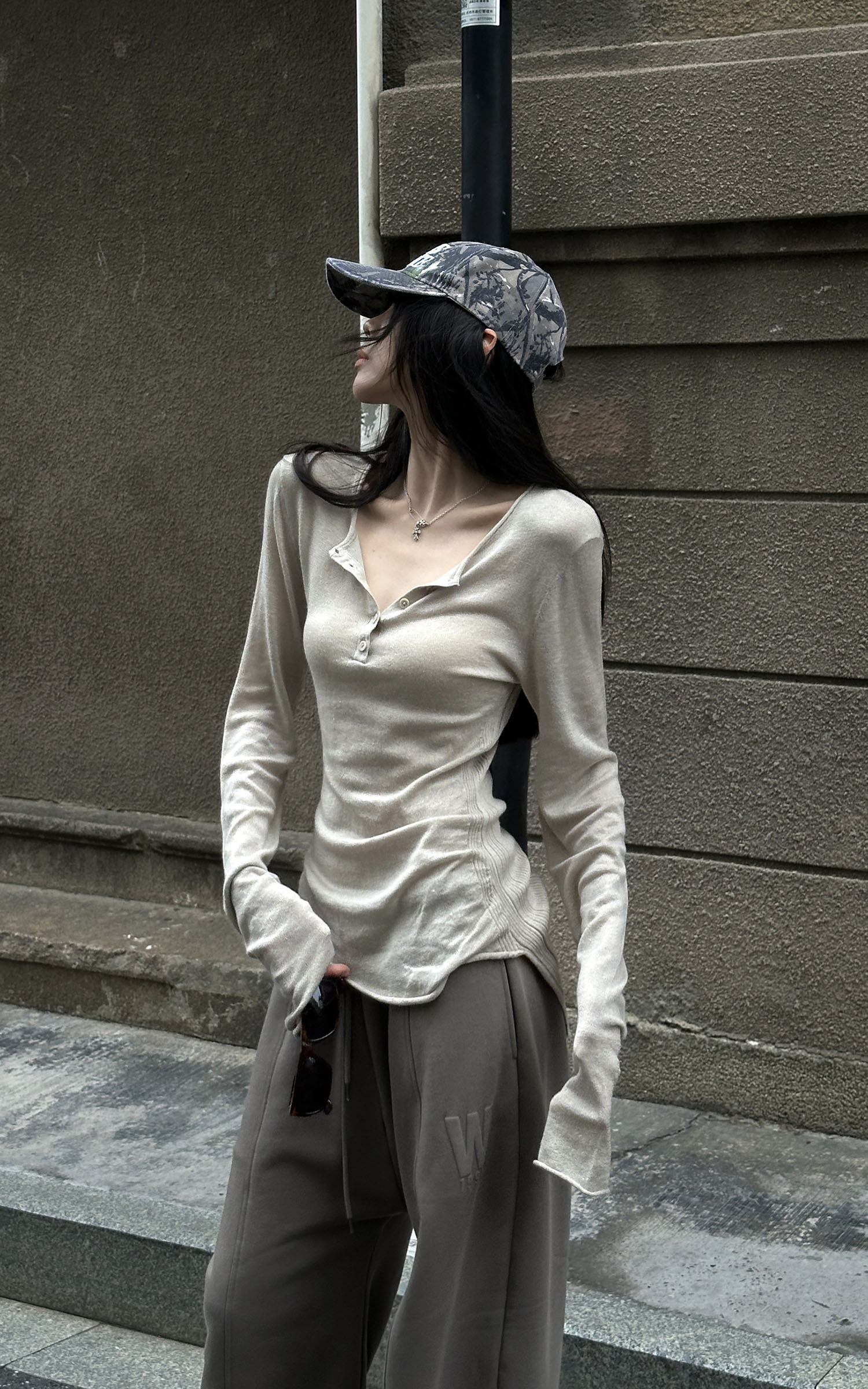 WARDEN EDGE Asymmetric Hem Ribbed Knit T-Shirt