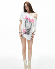 IAMXIAA T-shirt oversize blanc à épaules dénudées avec imprimé graphique