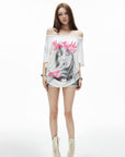 IAMXIAA T-shirt oversize blanc à épaules dénudées avec imprimé graphique