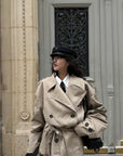 WARDEN EDGE Manteau trench ceinturé à écusson universitaire