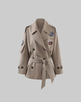 WARDEN EDGE Manteau trench ceinturé à écusson universitaire