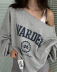 WARDEN EDGE Sweat-shirt surdimensionné graphique universitaire à épaules dénudées déstructuré