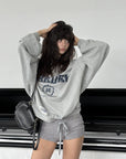WARDEN EDGE Sweat-shirt surdimensionné graphique universitaire à épaules dénudées déstructuré