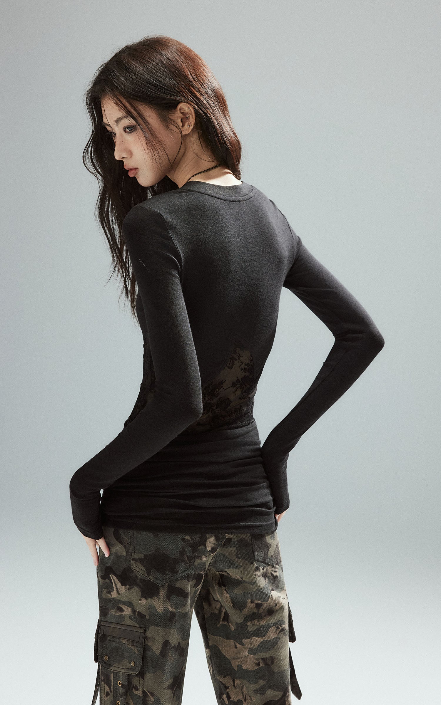 Low pixel Lace Panel Slim-Fit Knit Long Sleeve Top