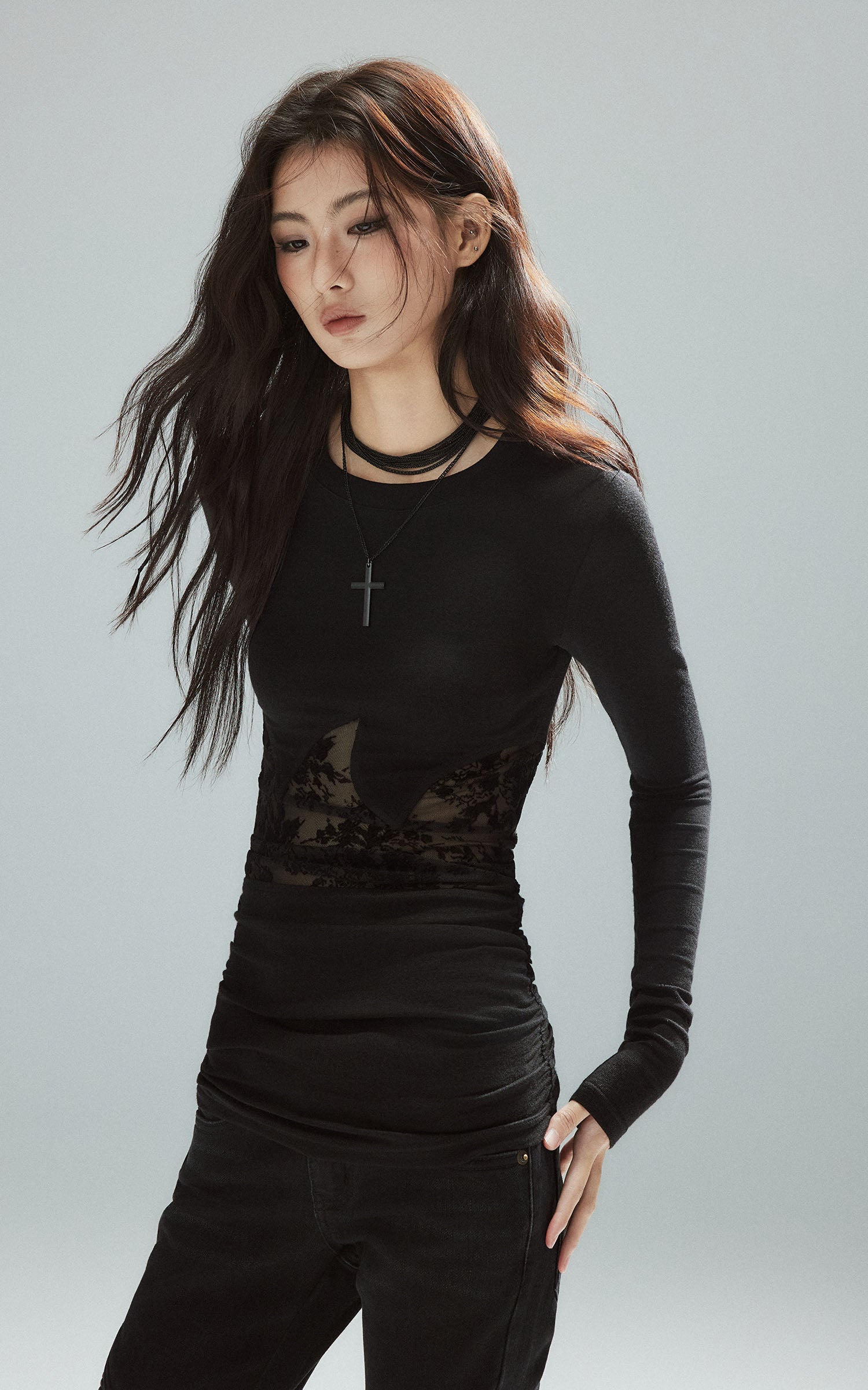 Low pixel Lace Panel Slim-Fit Knit Long Sleeve Top