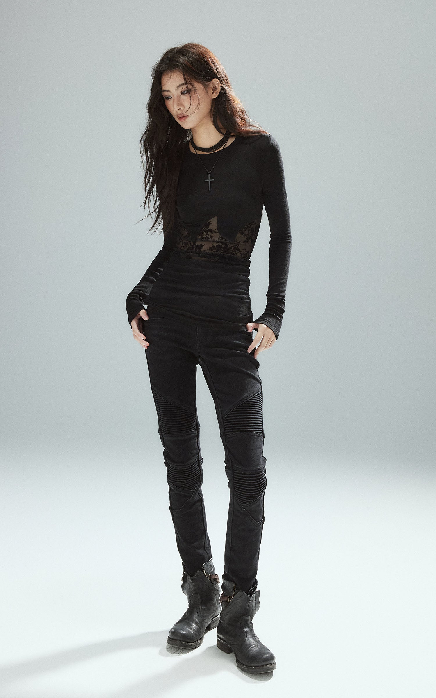 Low pixel Lace Panel Slim-Fit Knit Long Sleeve Top