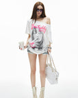 IAMXIAA T-shirt oversize blanc à épaules dénudées avec imprimé graphique