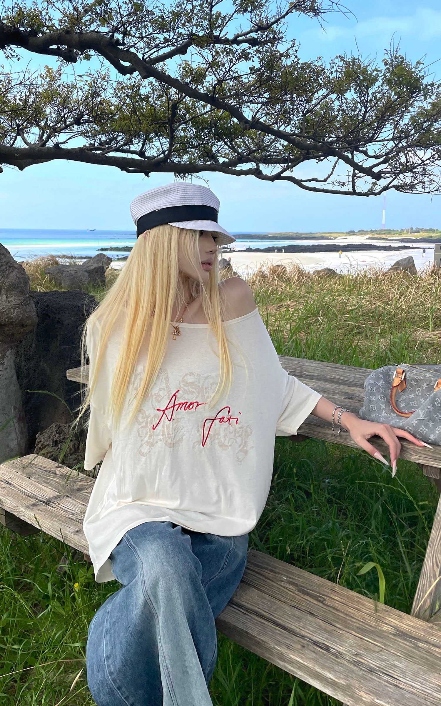 Rase le sol Amor Fati Off-Shoulder Oversized T-Shirt