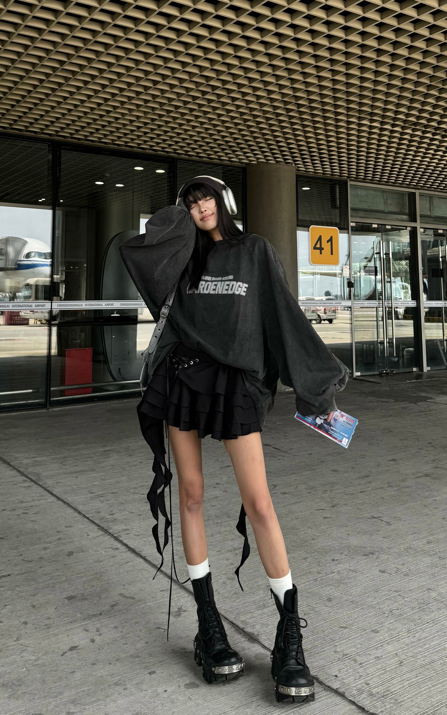 WARDEN EDGE Oversized Graphic Sweatshirt