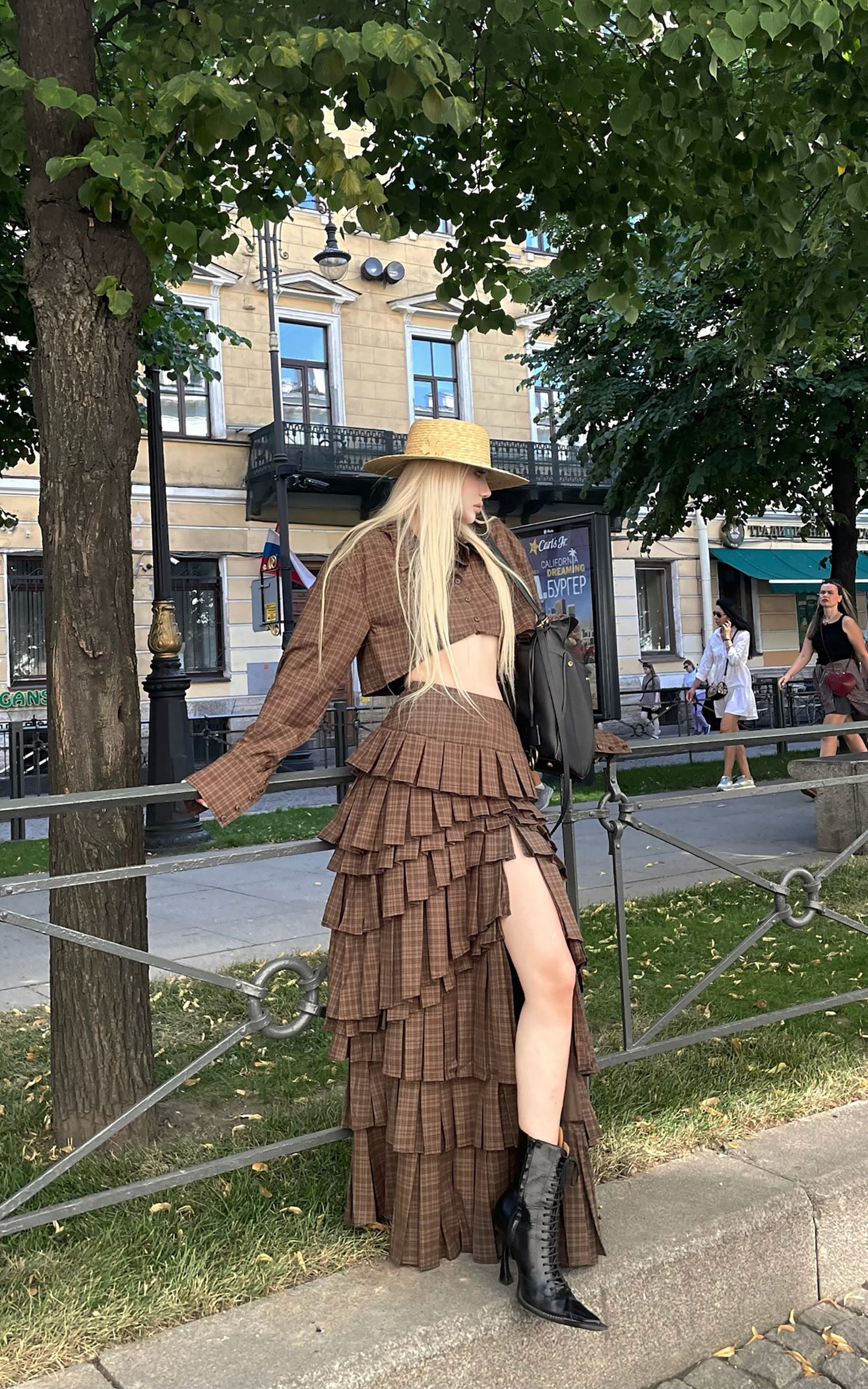 （下架）Rase le sol&#39;Urban nomadism&#39; 갈색 체크 패턴의 짧은 셔츠와 미디 스커트 세트
