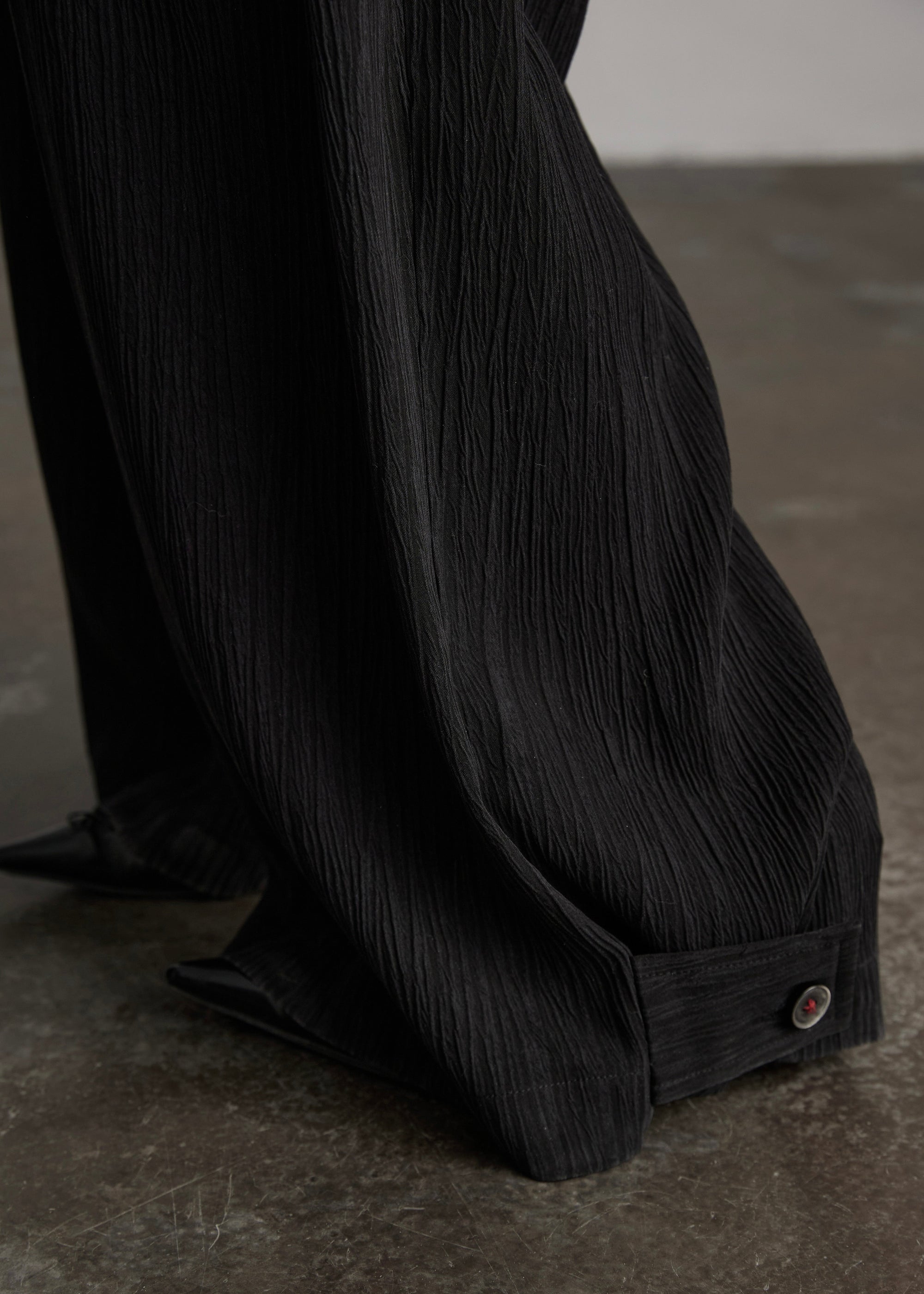 DOINDULGE Crinkled Wide Trousers with Red Thread
