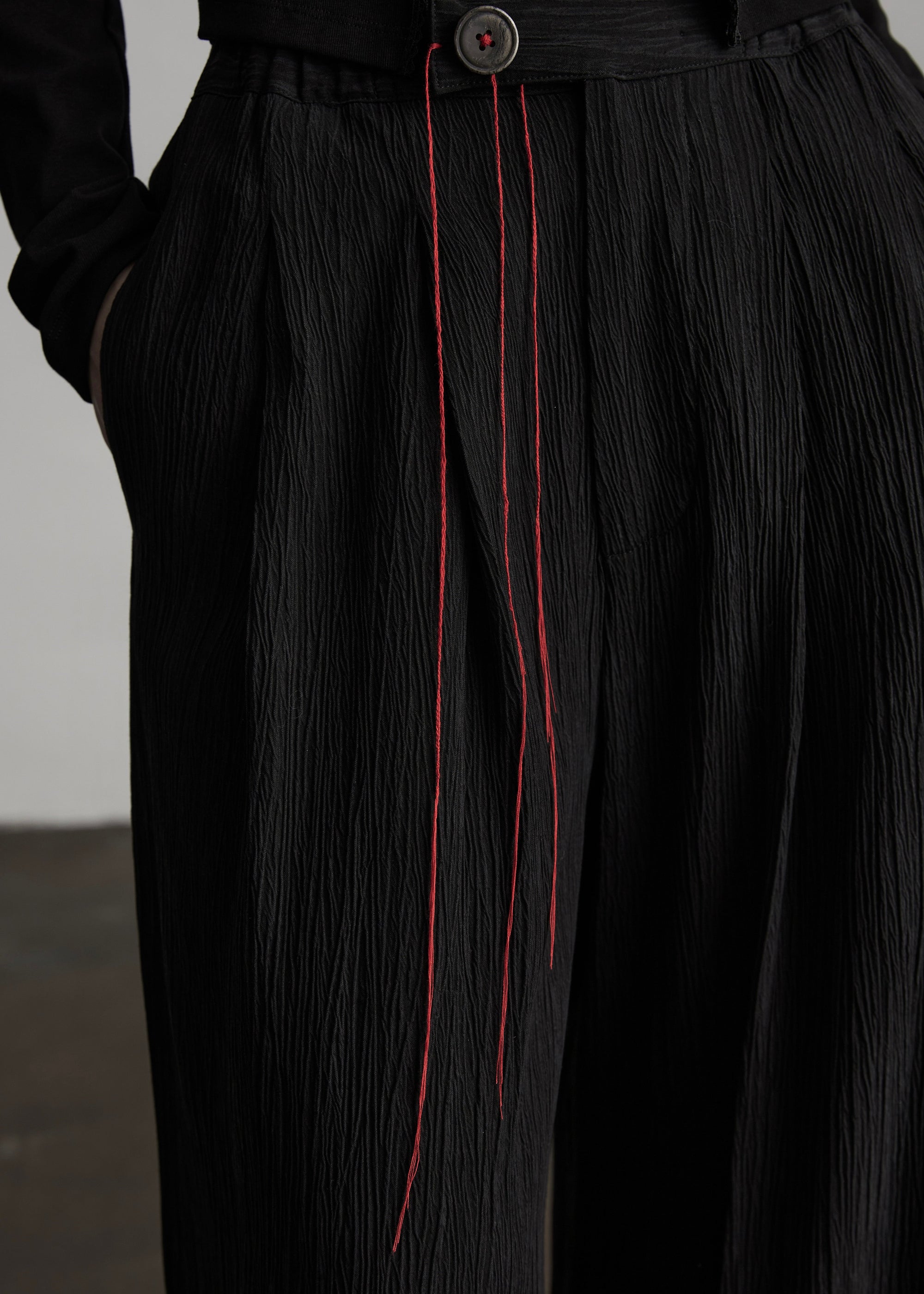 DOINDULGE Crinkled Wide Trousers with Red Thread