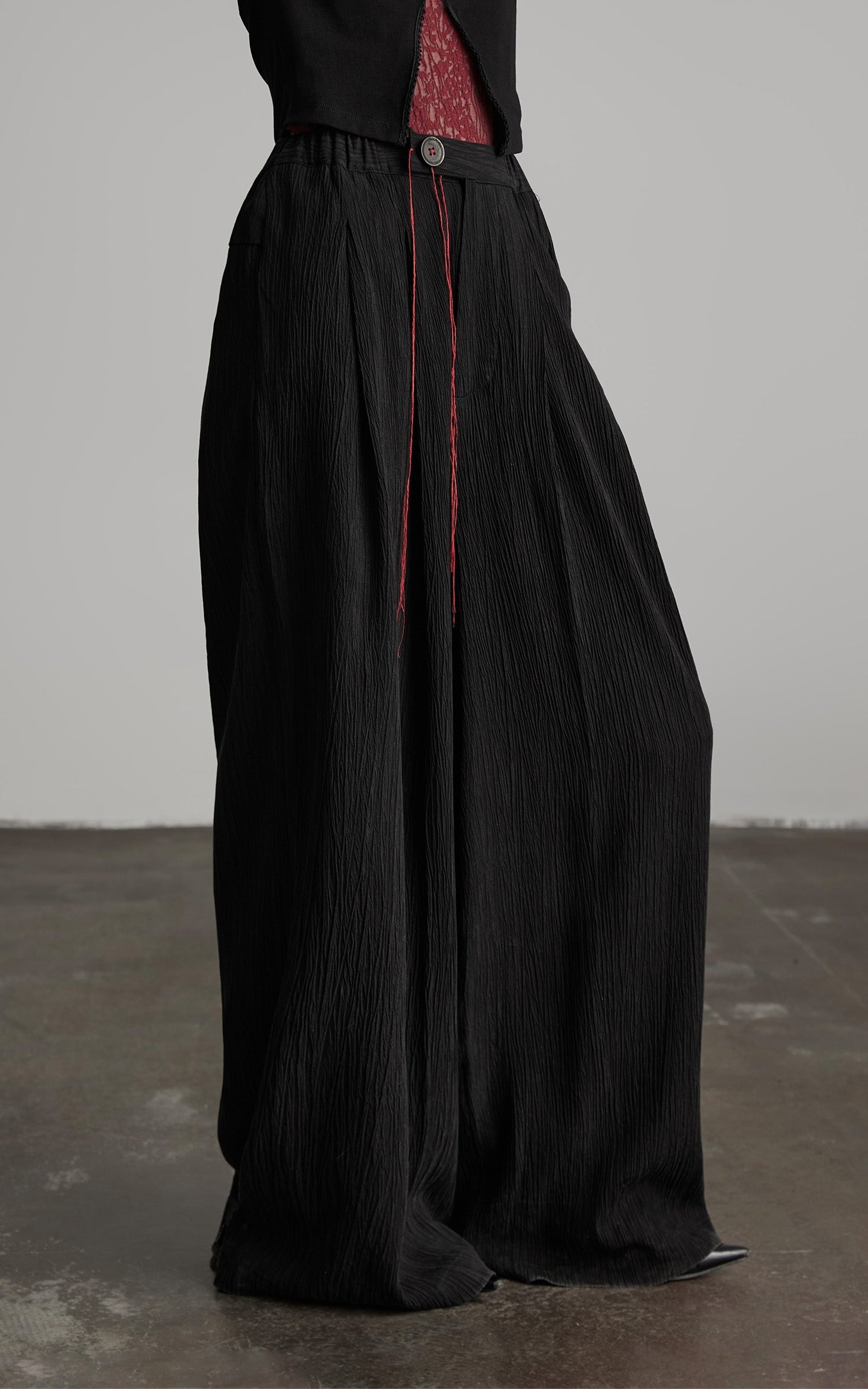 DOINDULGE Crinkled Wide Trousers with Red Thread