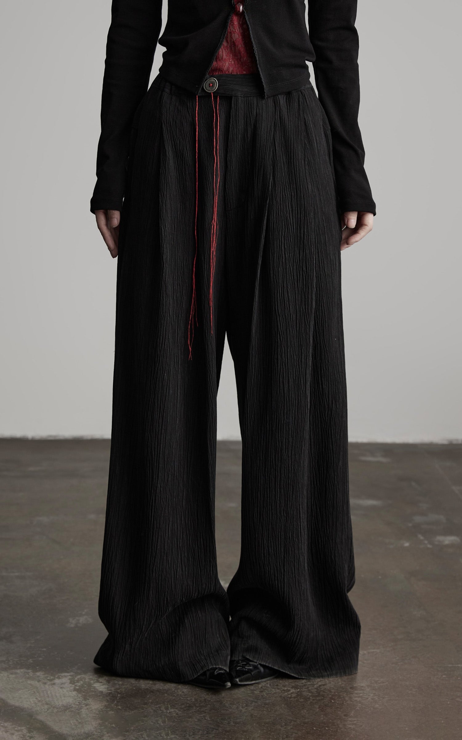 DOINDULGE Crinkled Wide Trousers with Red Thread