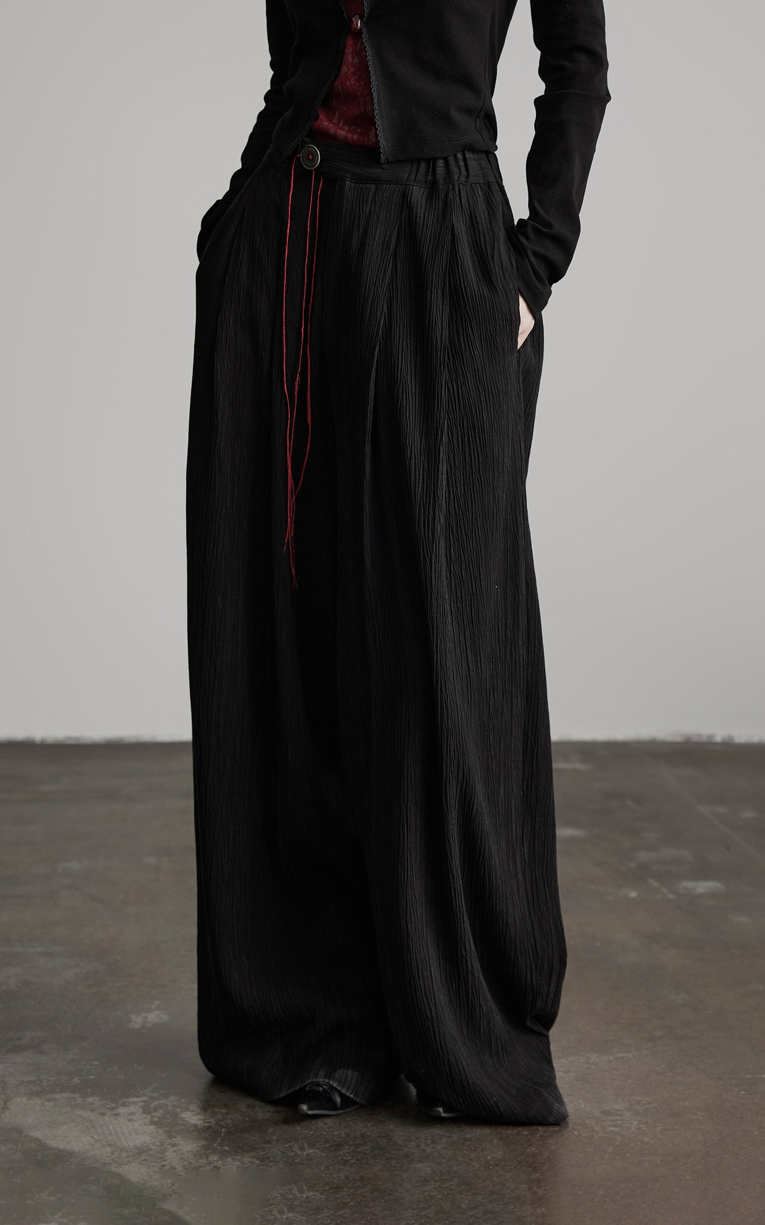 DOINDULGE Crinkled Wide Trousers with Red Thread