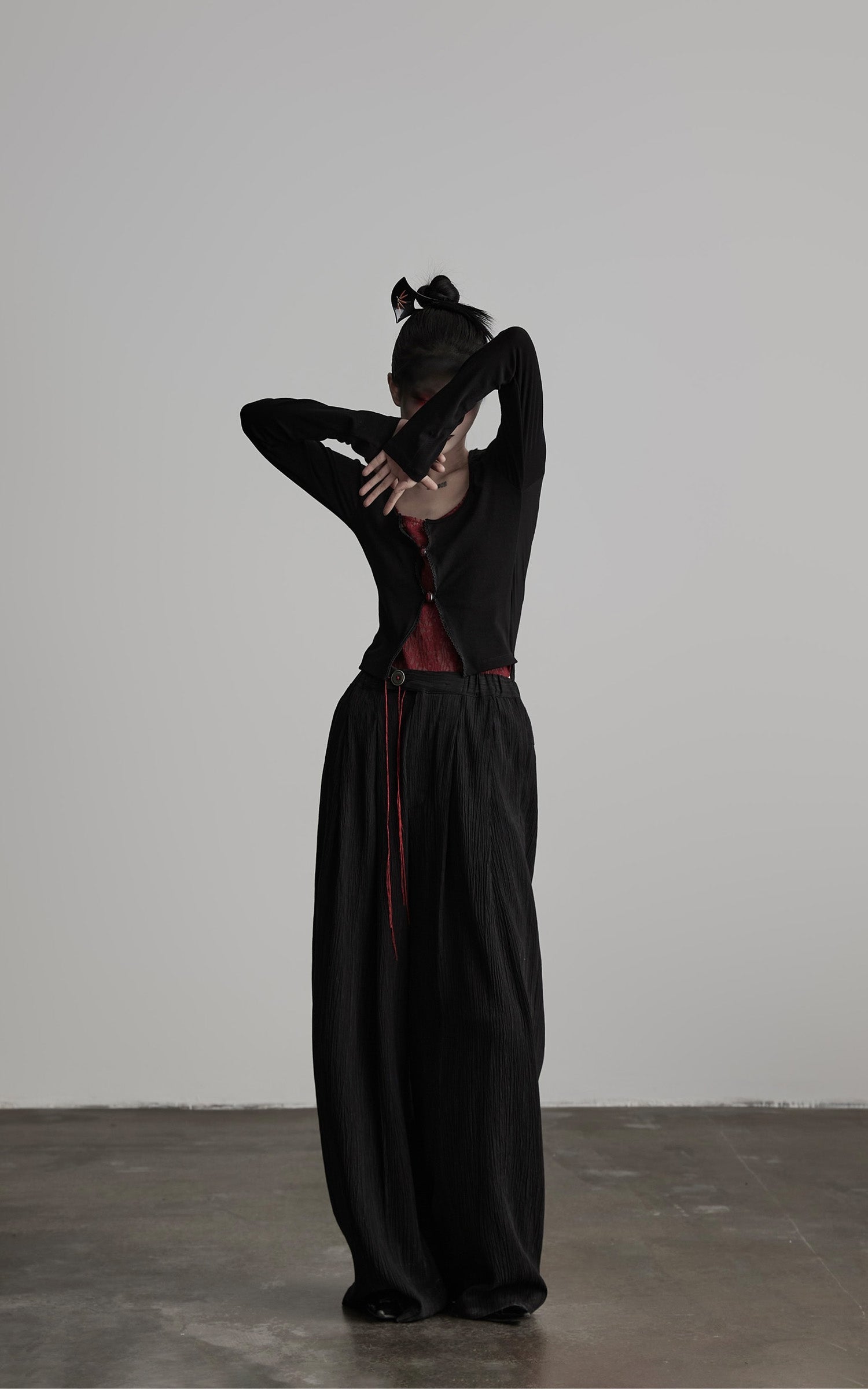 DOINDULGE Crinkled Wide Trousers with Red Thread