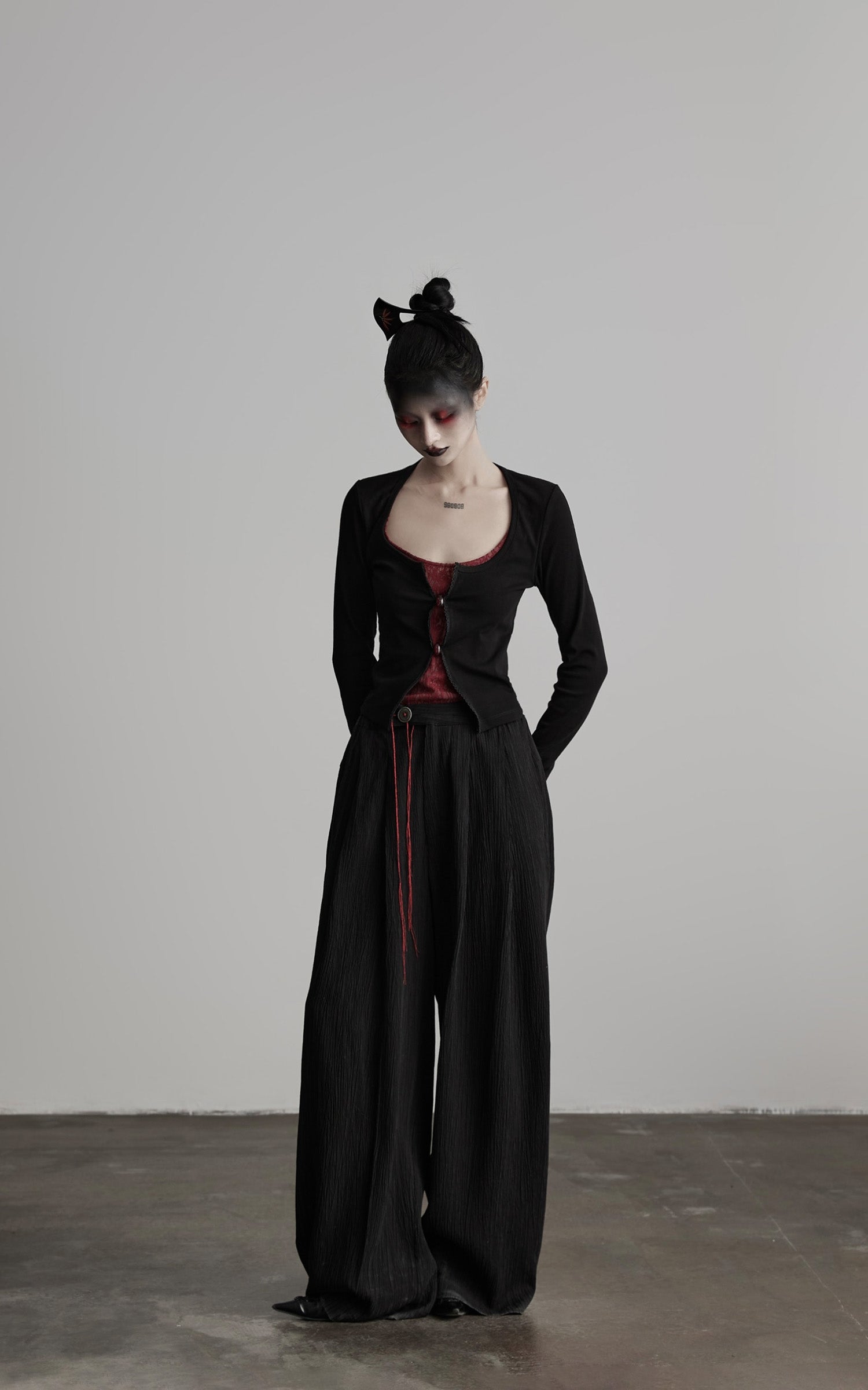 DOINDULGE Crinkled Wide Trousers with Red Thread
