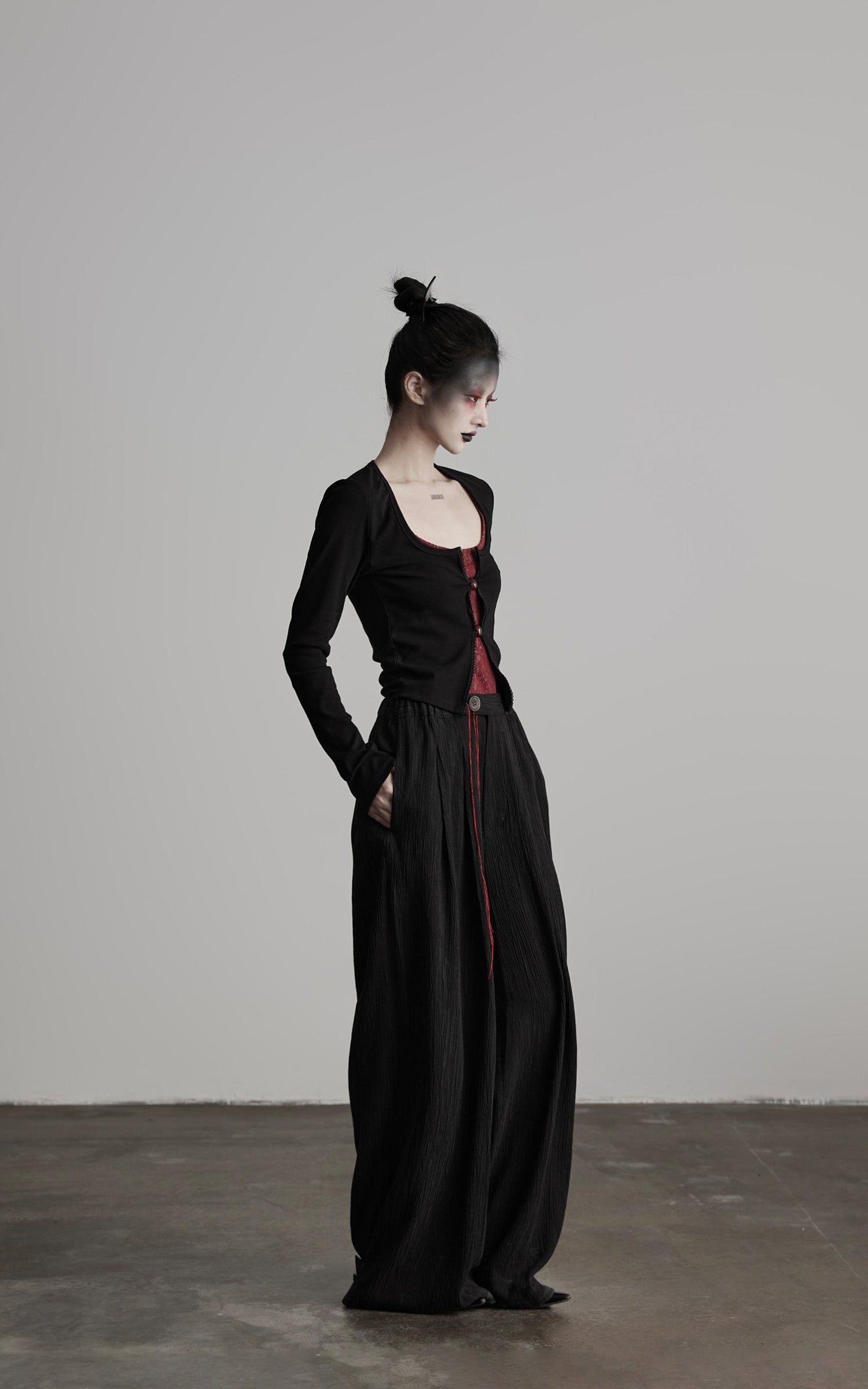 DOINDULGE Crinkled Wide Trousers with Red Thread