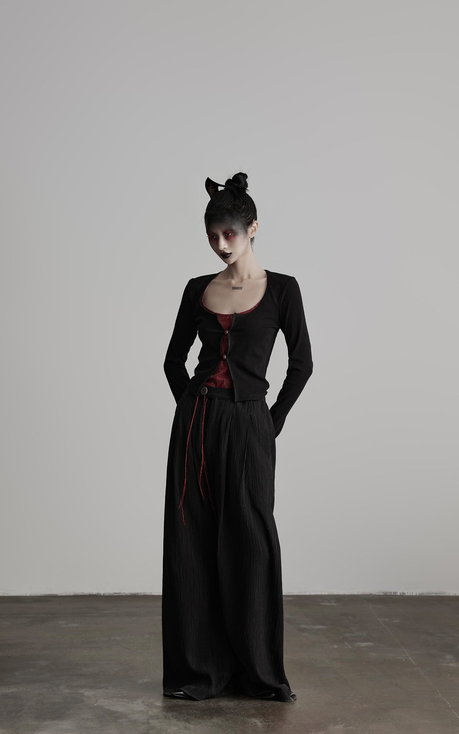 DOINDULGE Crinkled Wide Trousers with Red Thread