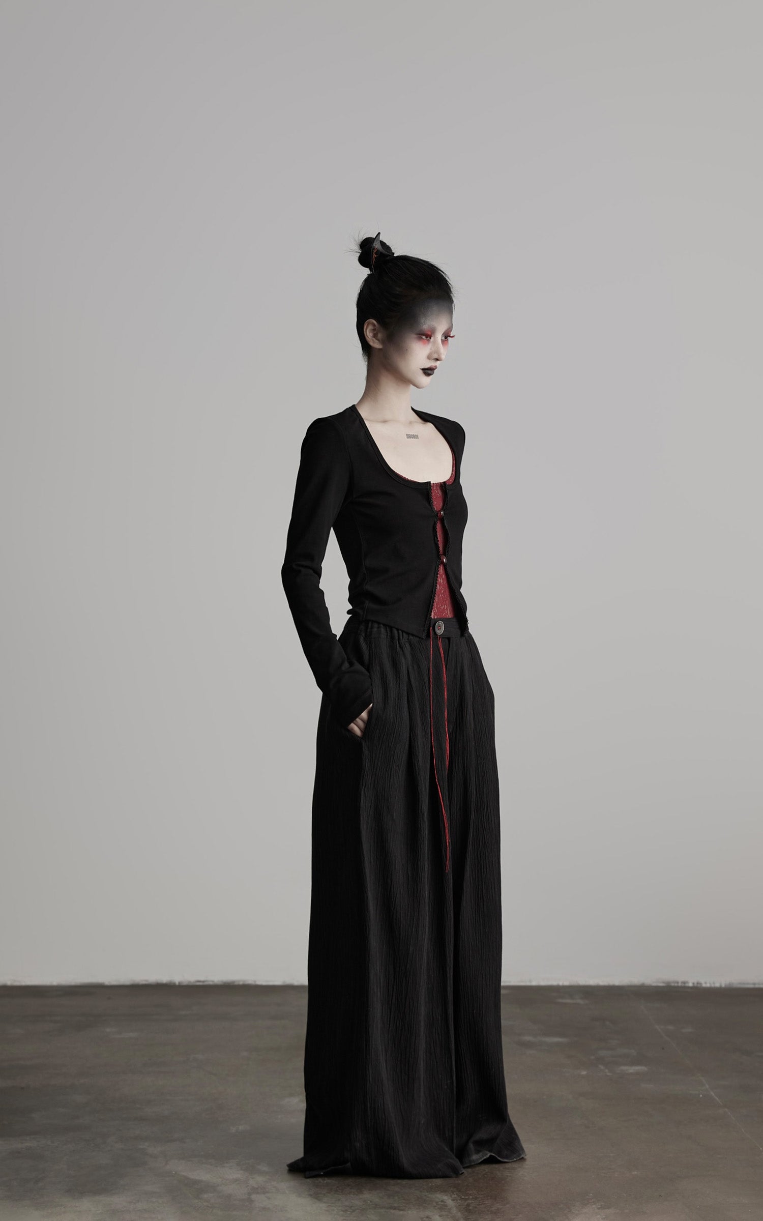 DOINDULGE Crinkled Wide Trousers with Red Thread