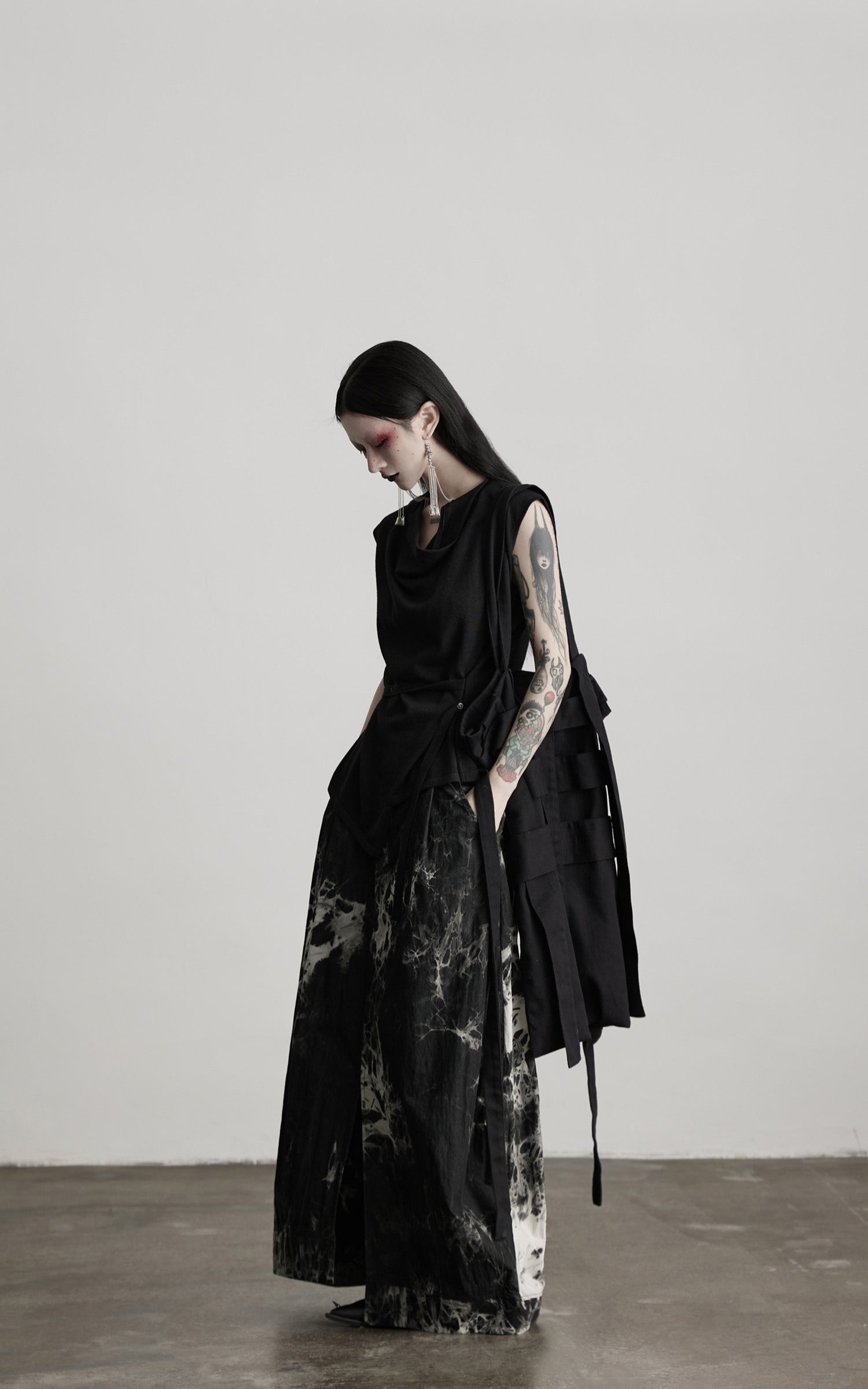 DOINDULGE Drape Shoulder Vest with Asymmetric Hemline and Textured Knit