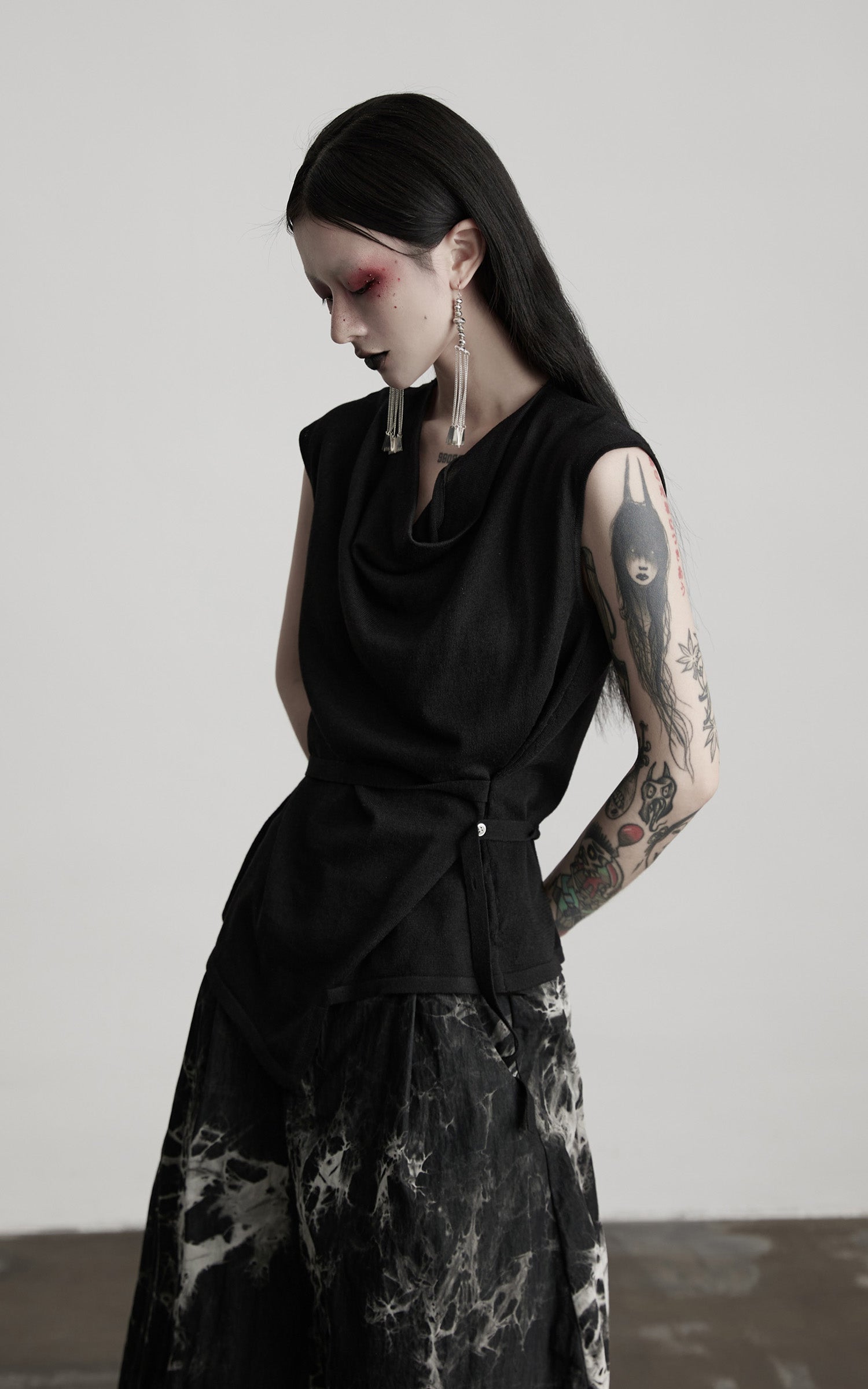 DOINDULGE Drape Shoulder Vest with Asymmetric Hemline and Textured Knit