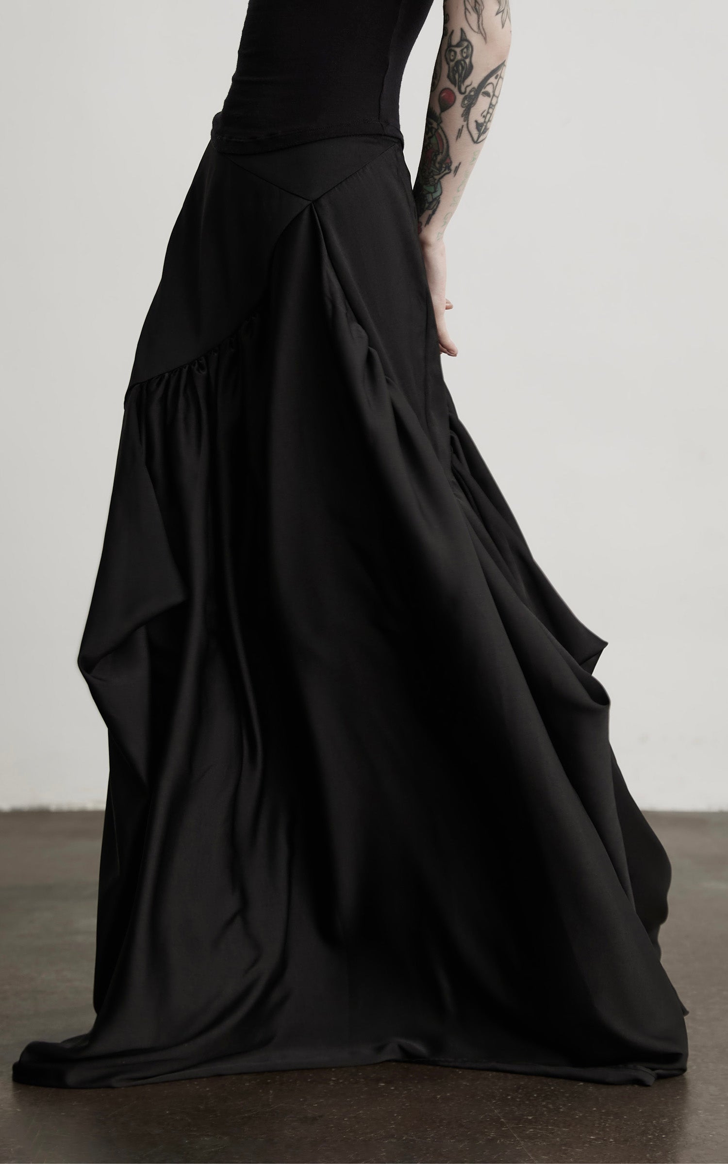 缺细节 DOINDULGE Draped Panel Asymmetrical Maxi Skirt in Black Satin