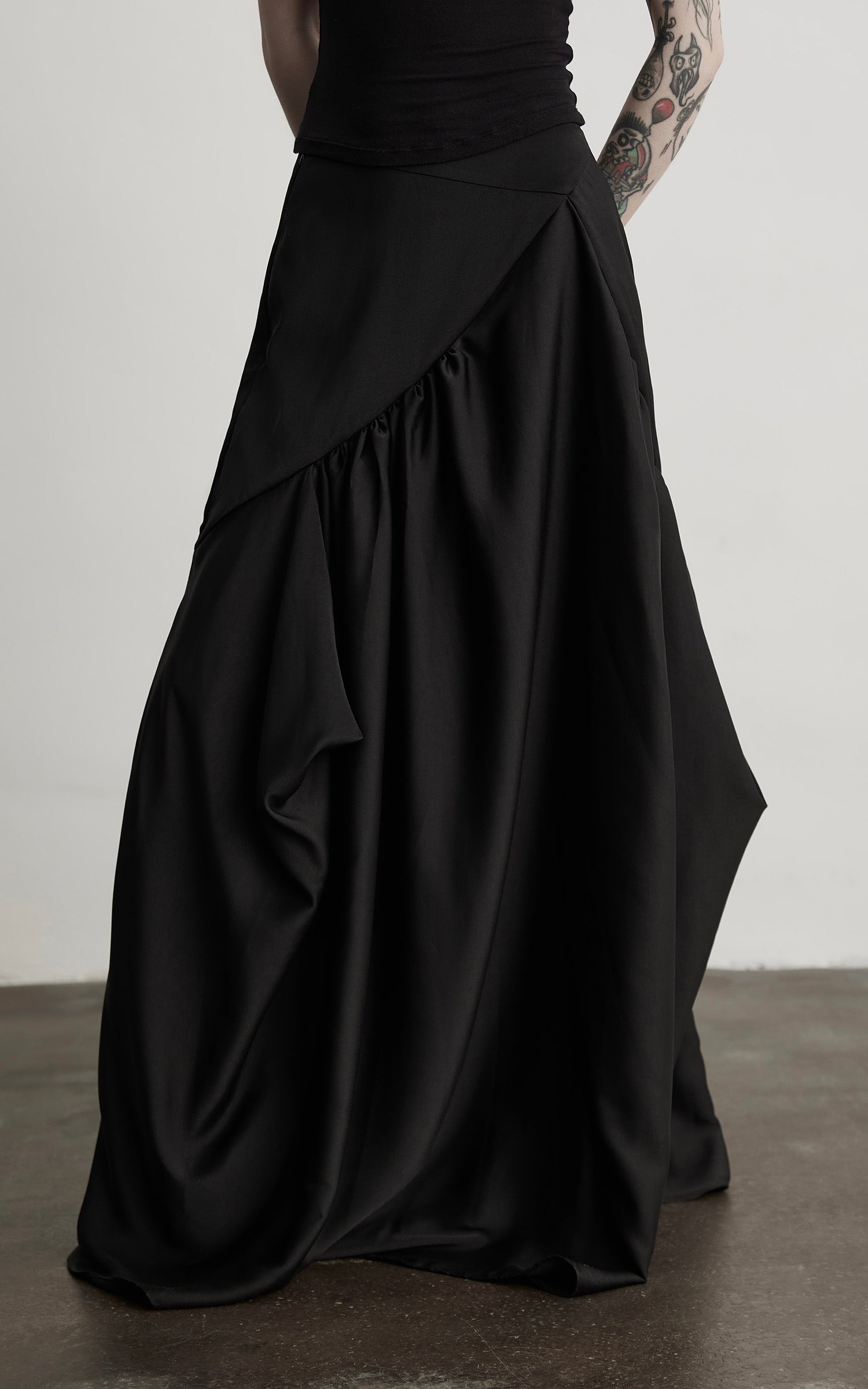 缺细节 DOINDULGE Draped Panel Asymmetrical Maxi Skirt in Black Satin