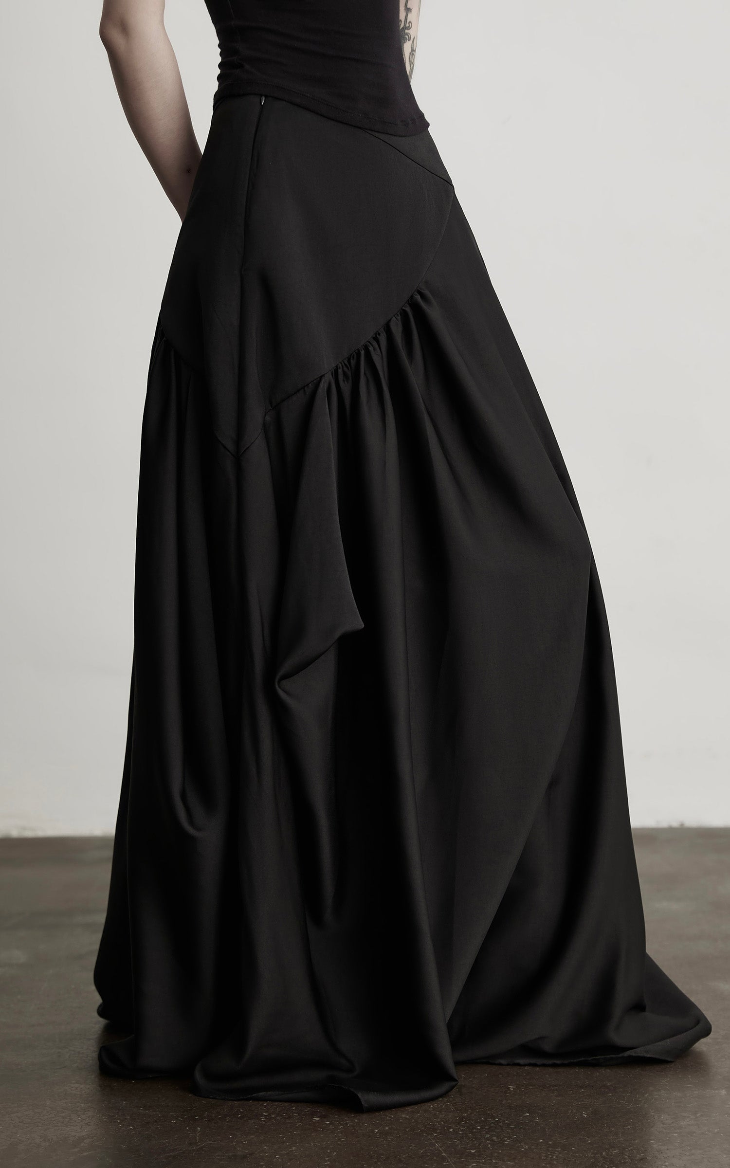 缺细节 DOINDULGE Draped Panel Asymmetrical Maxi Skirt in Black Satin