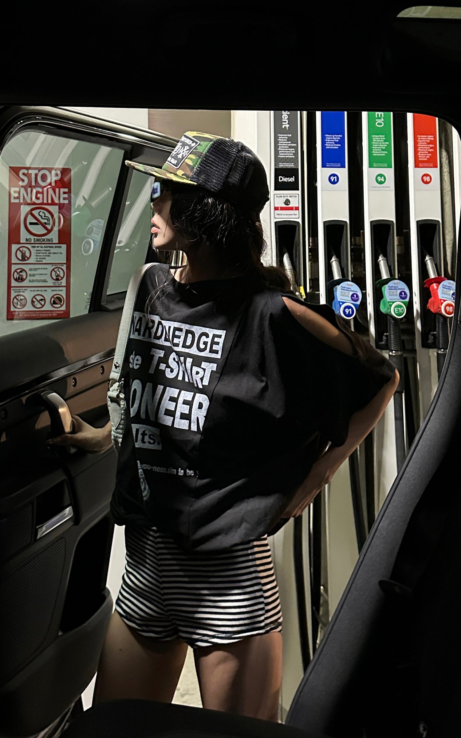 WARDEN EDGE Slashed Shoulder Graphic T-Shirt - PINKPARKS