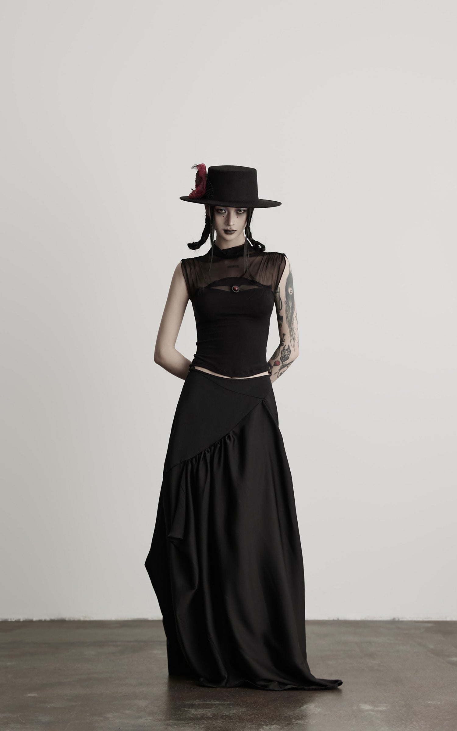 缺细节 DOINDULGE Draped Panel Asymmetrical Maxi Skirt in Black Satin