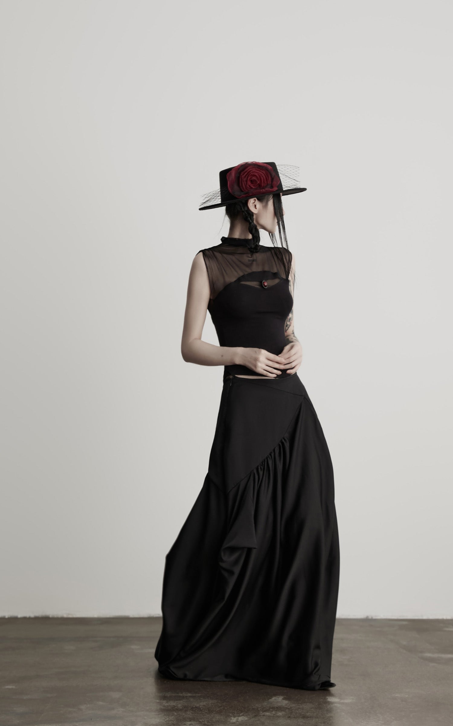 缺细节 DOINDULGE Draped Panel Asymmetrical Maxi Skirt in Black Satin