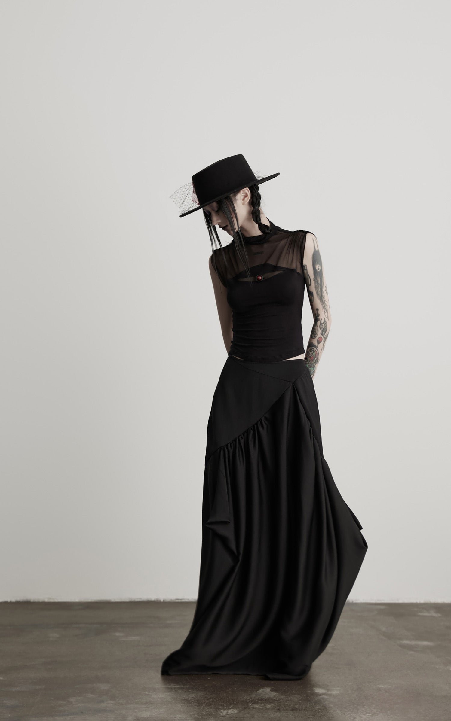 缺细节 DOINDULGE Draped Panel Asymmetrical Maxi Skirt in Black Satin