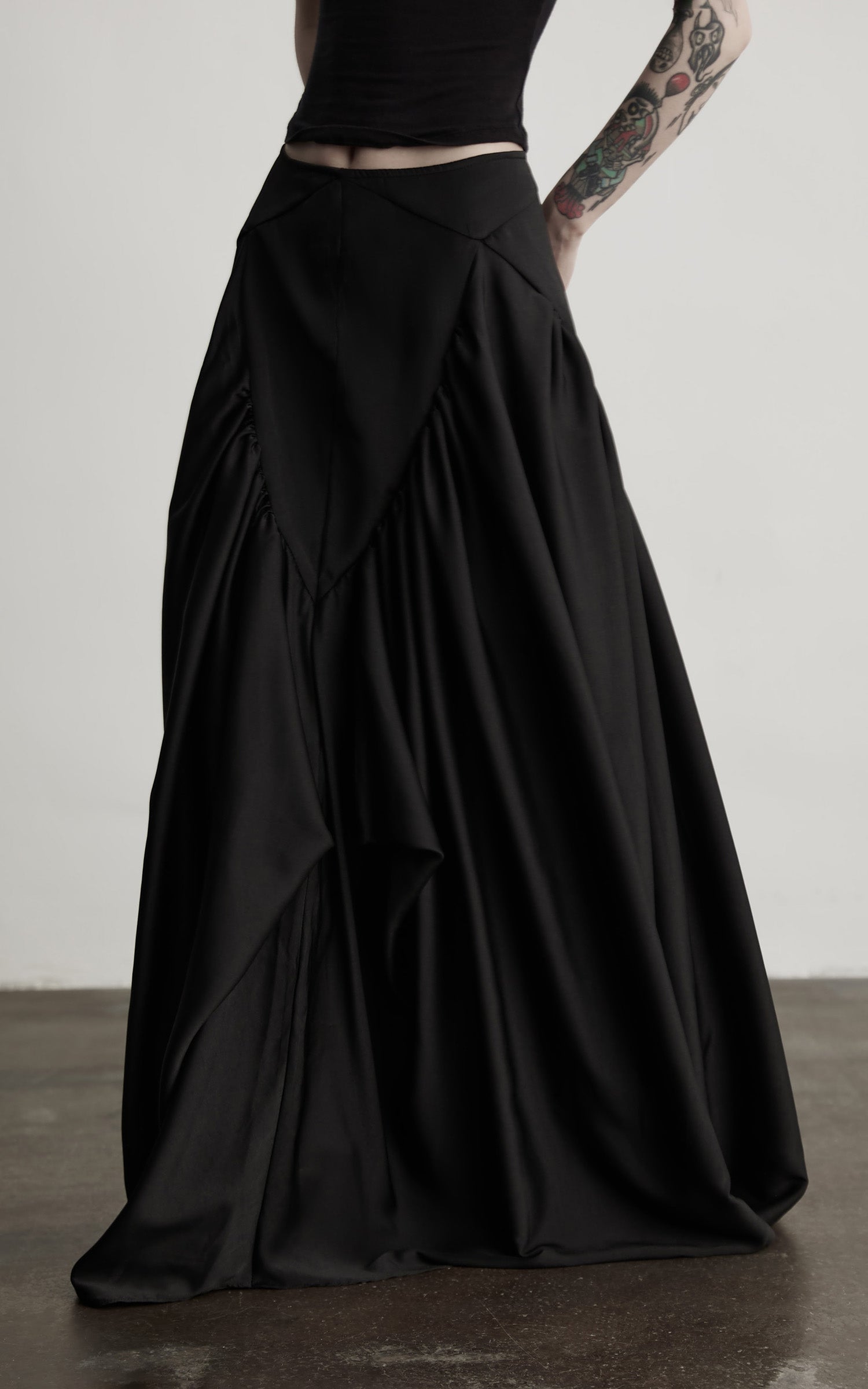 缺细节 DOINDULGE Draped Panel Asymmetrical Maxi Skirt in Black Satin