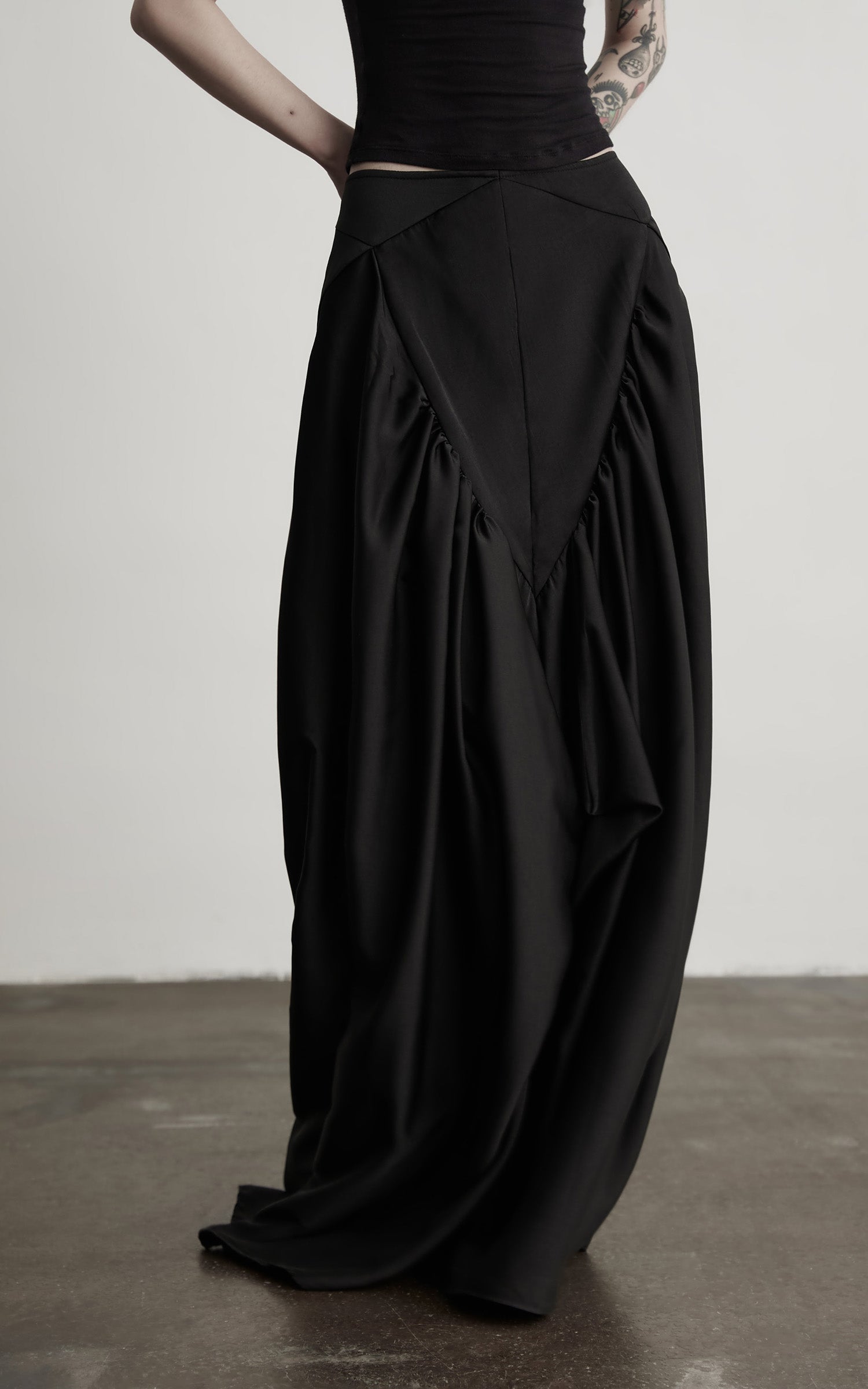 缺细节 DOINDULGE Draped Panel Asymmetrical Maxi Skirt in Black Satin
