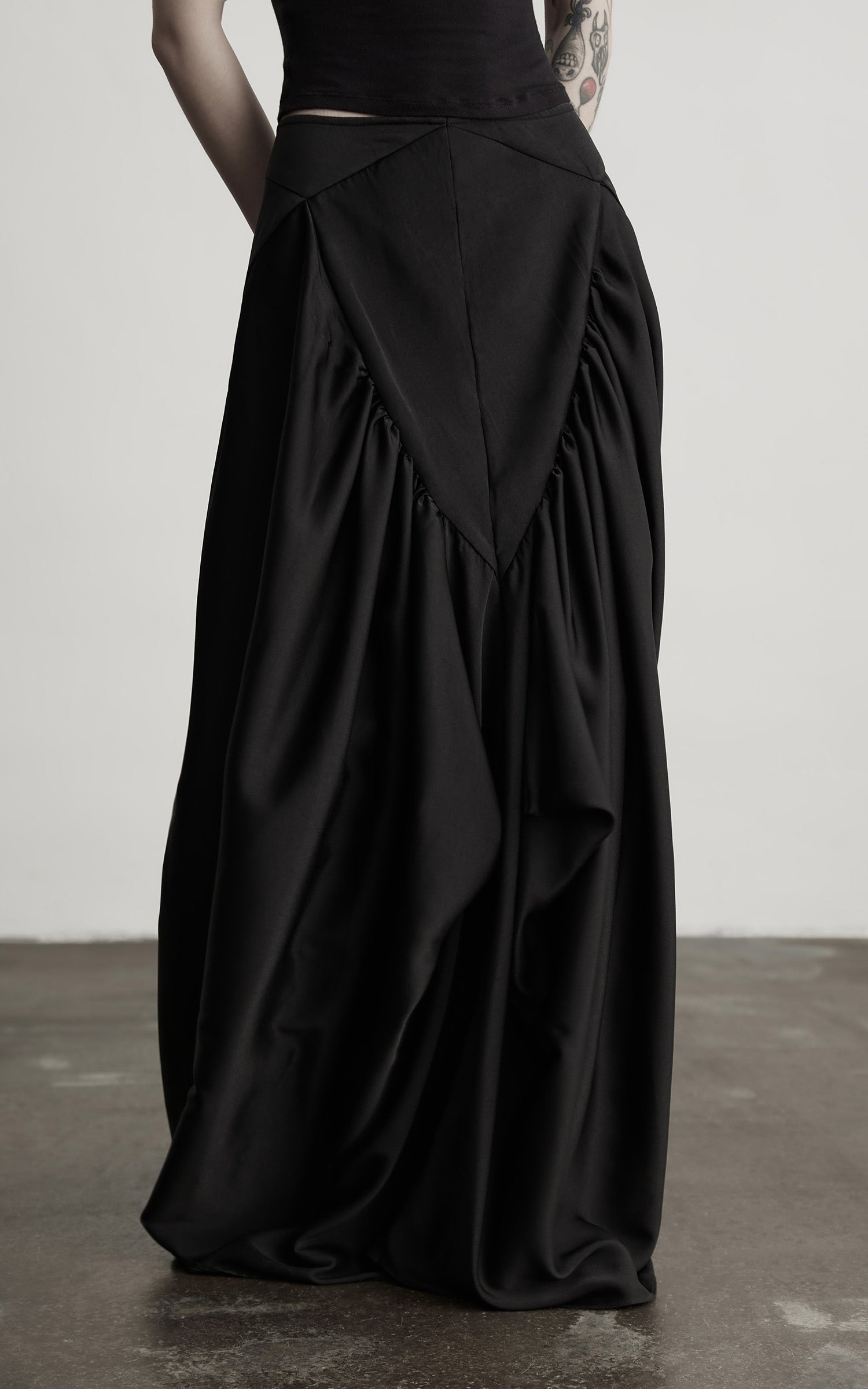 缺细节 DOINDULGE Draped Panel Asymmetrical Maxi Skirt in Black Satin