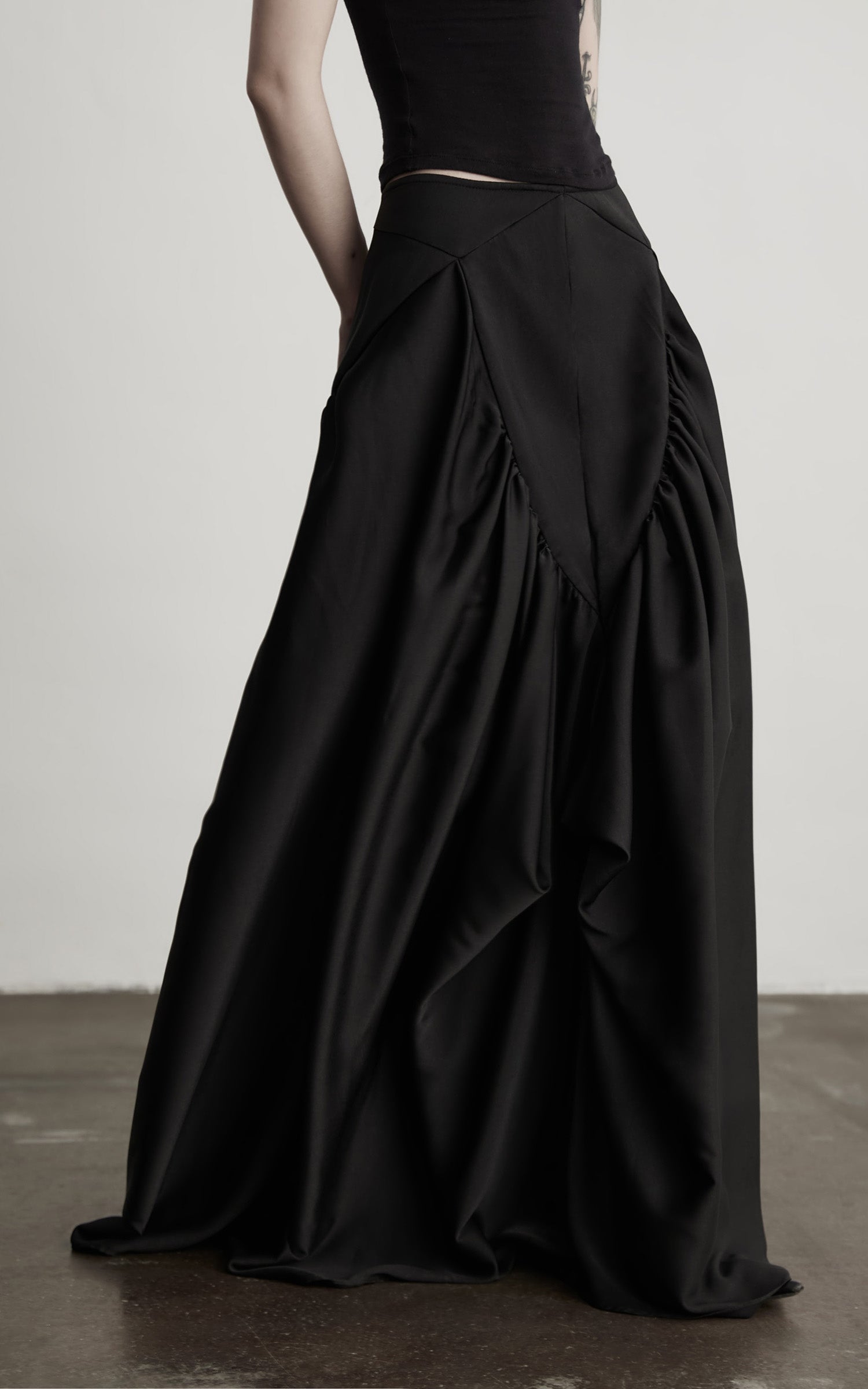 缺细节 DOINDULGE Draped Panel Asymmetrical Maxi Skirt in Black Satin