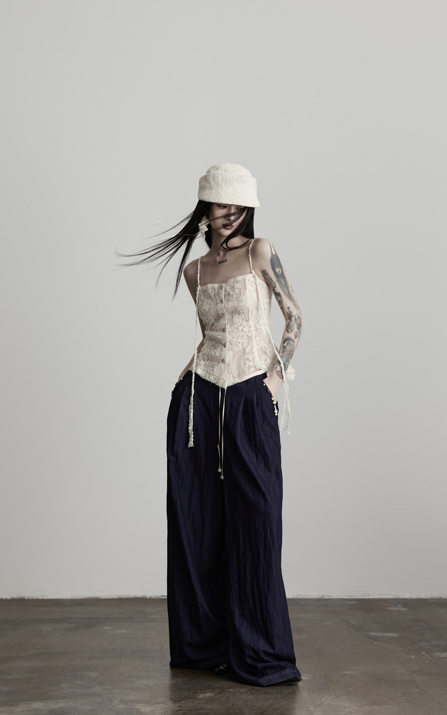 DOINDULGE Wide-Leg Pants with Contrast Waistband and Bead Detail