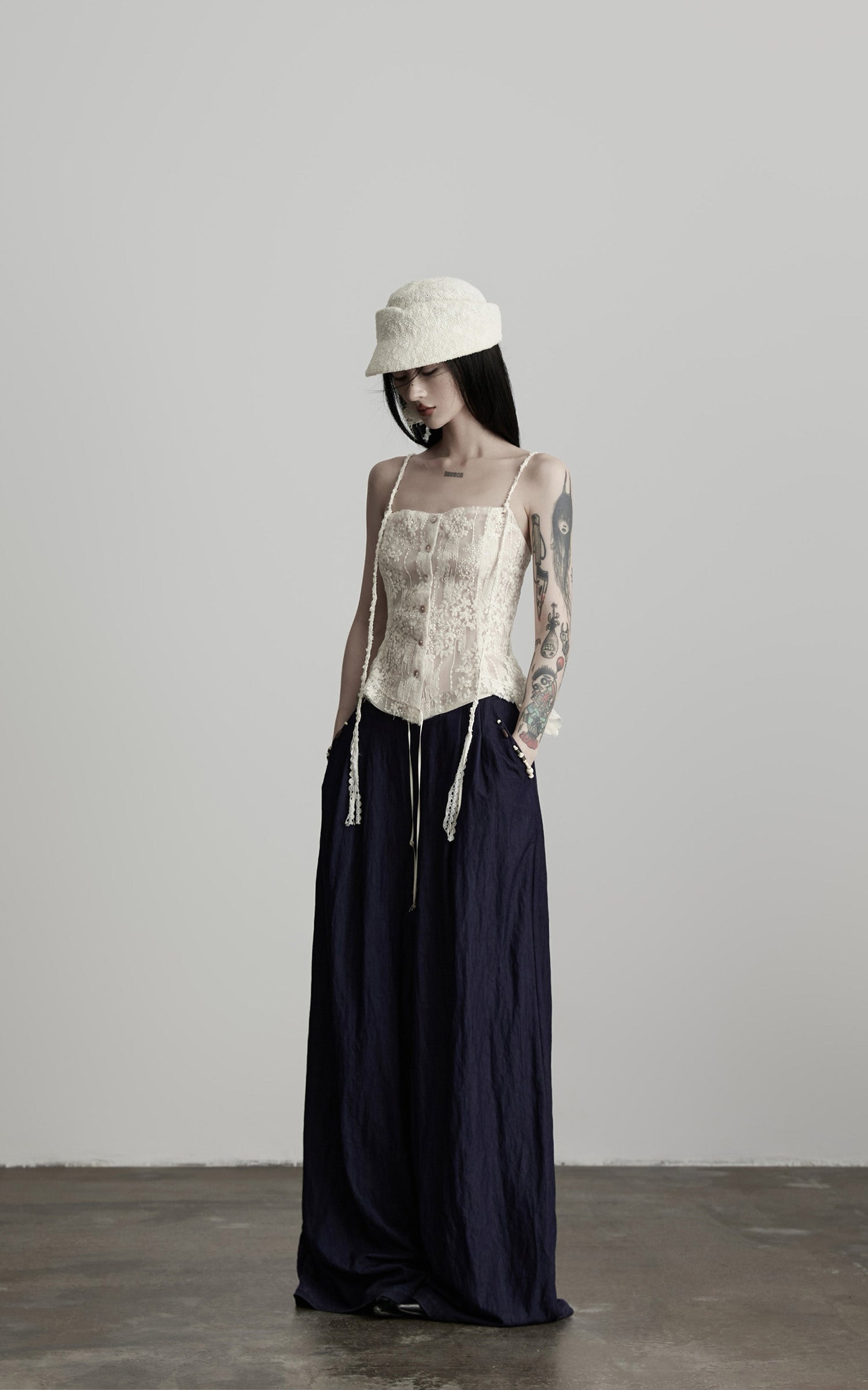 DOINDULGE Wide-Leg Pants with Contrast Waistband and Bead Detail