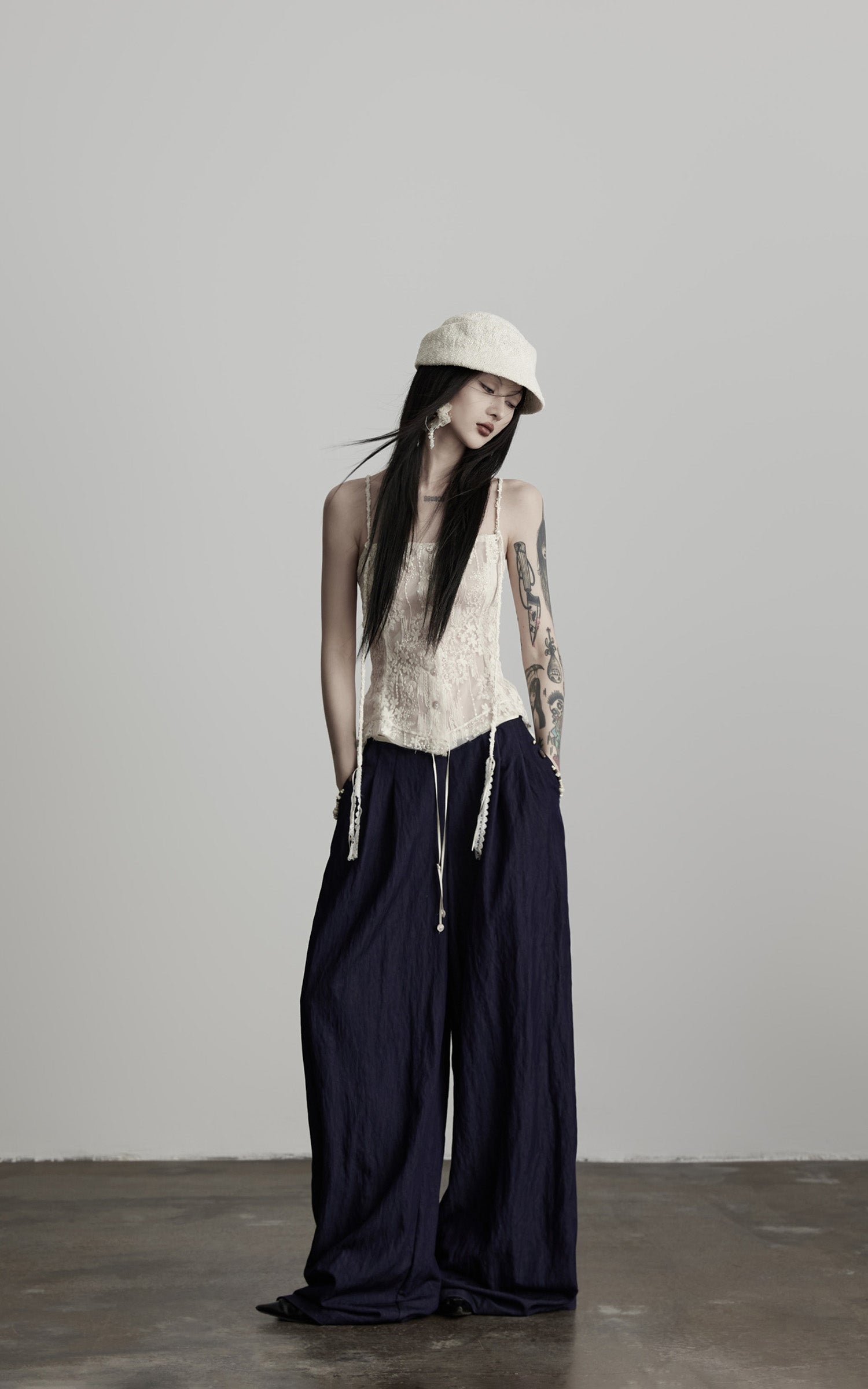 DOINDULGE Wide-Leg Pants with Contrast Waistband and Bead Detail
