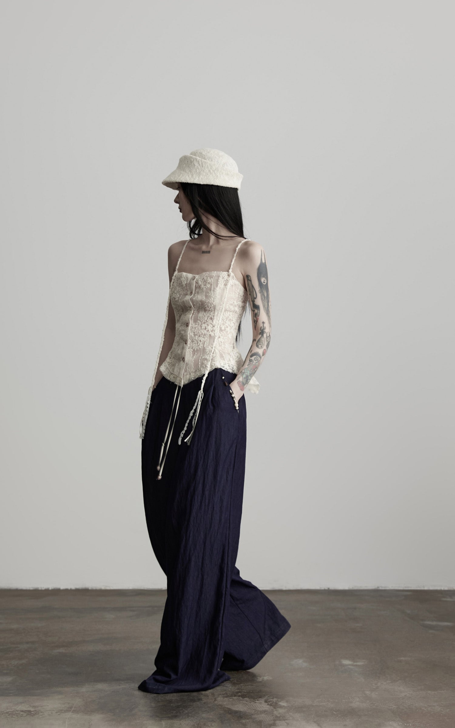 DOINDULGE Wide-Leg Pants with Contrast Waistband and Bead Detail