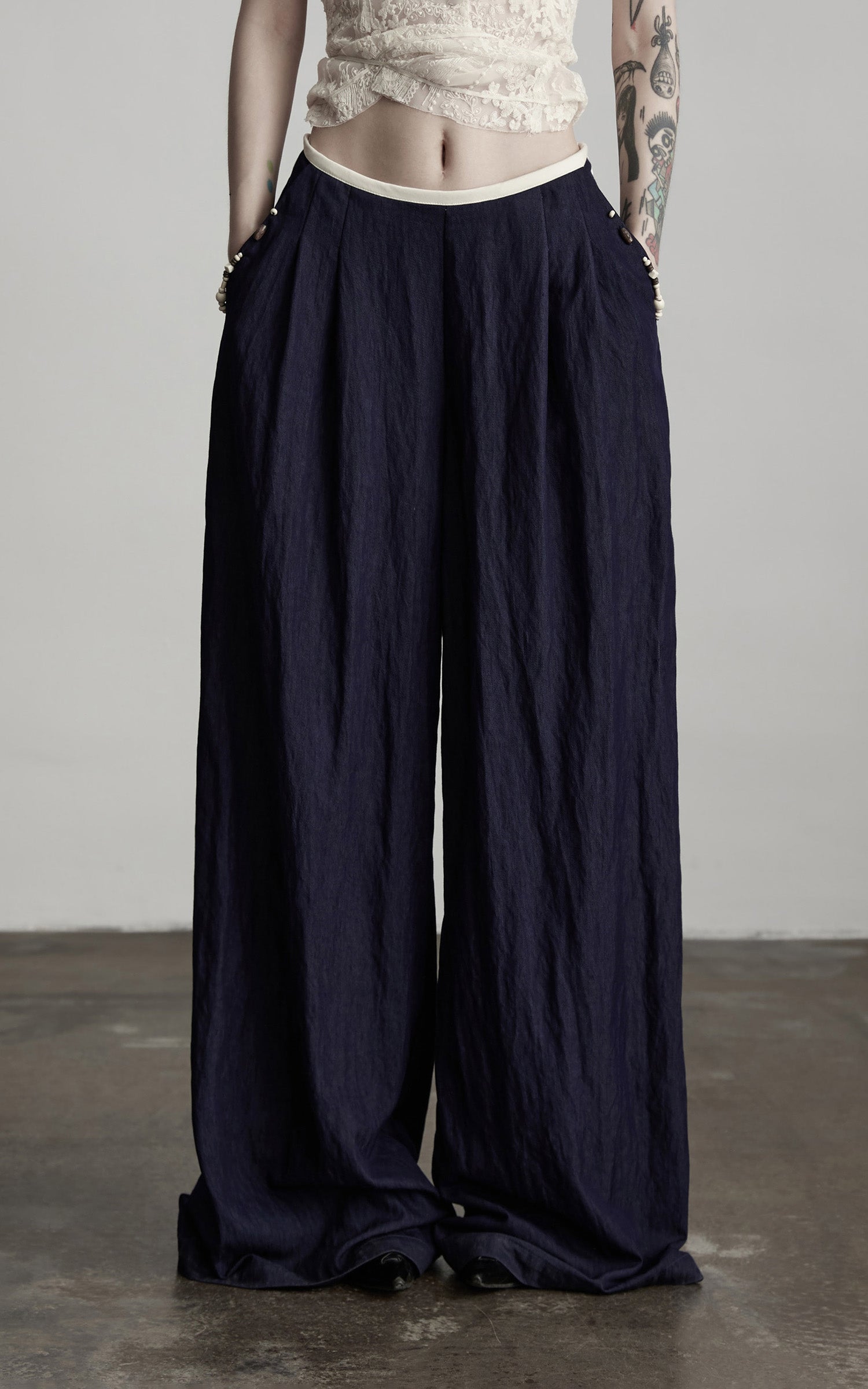 DOINDULGE Wide-Leg Pants with Contrast Waistband and Bead Detail