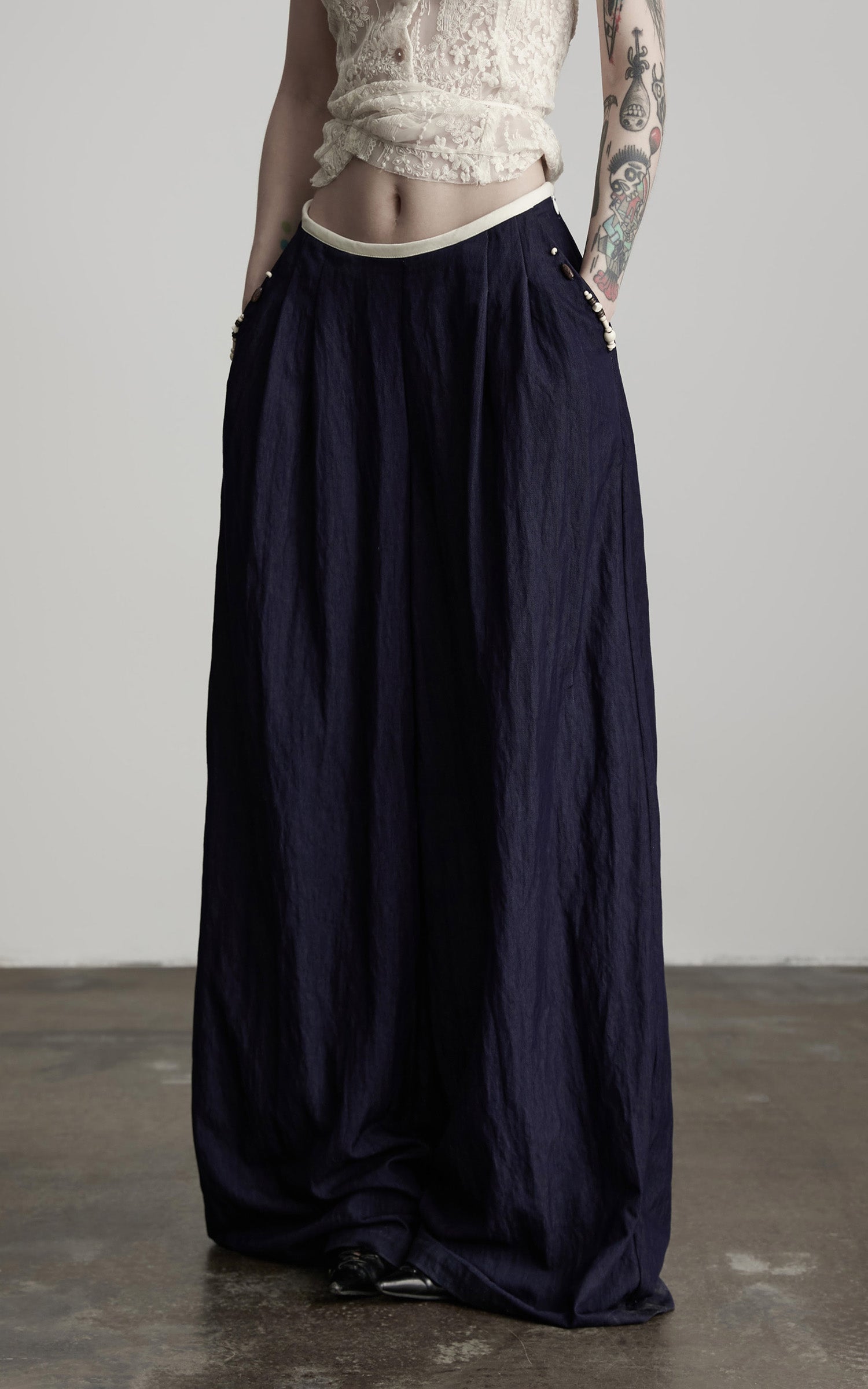 DOINDULGE Wide-Leg Pants with Contrast Waistband and Bead Detail