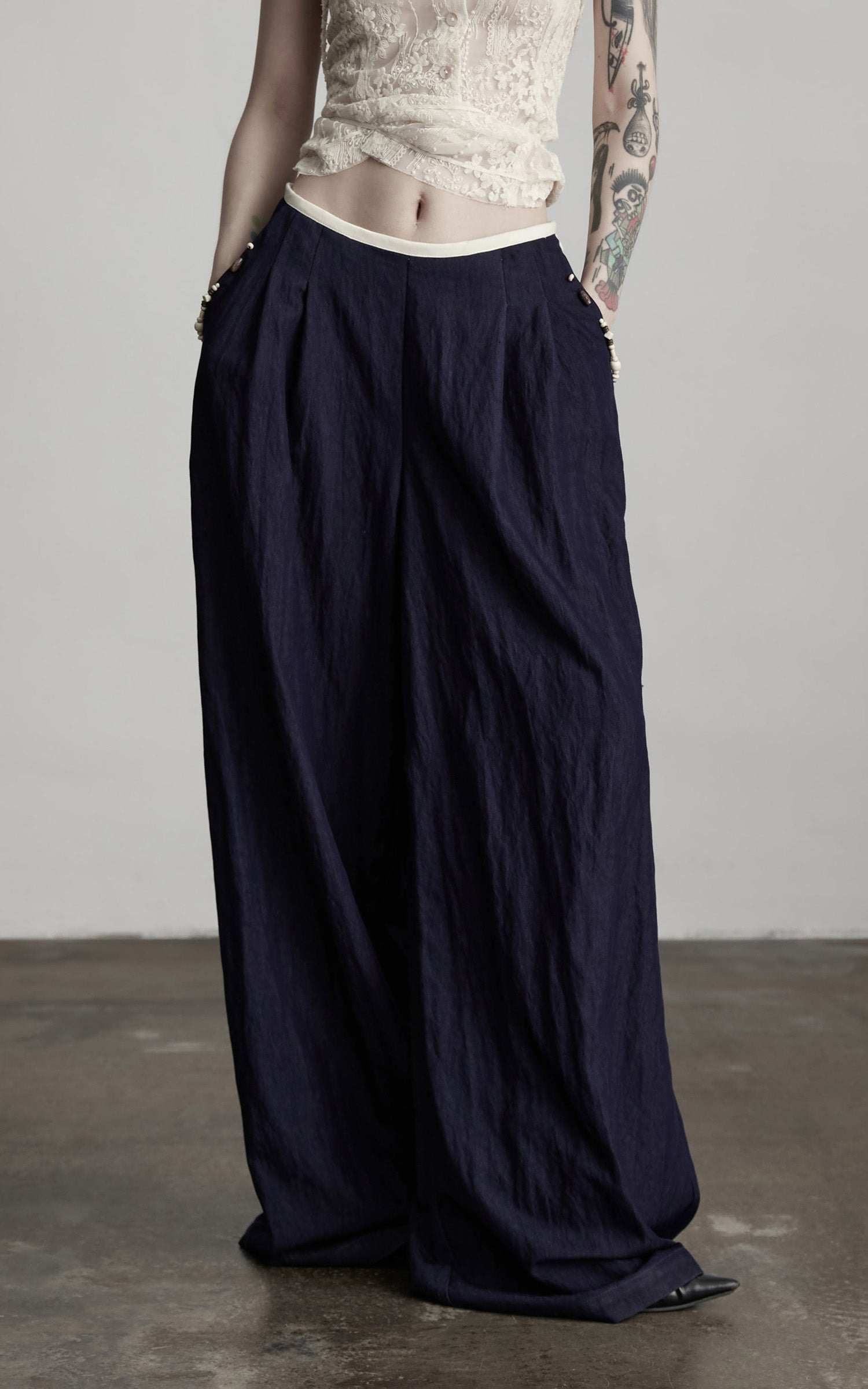 DOINDULGE Wide-Leg Pants with Contrast Waistband and Bead Detail