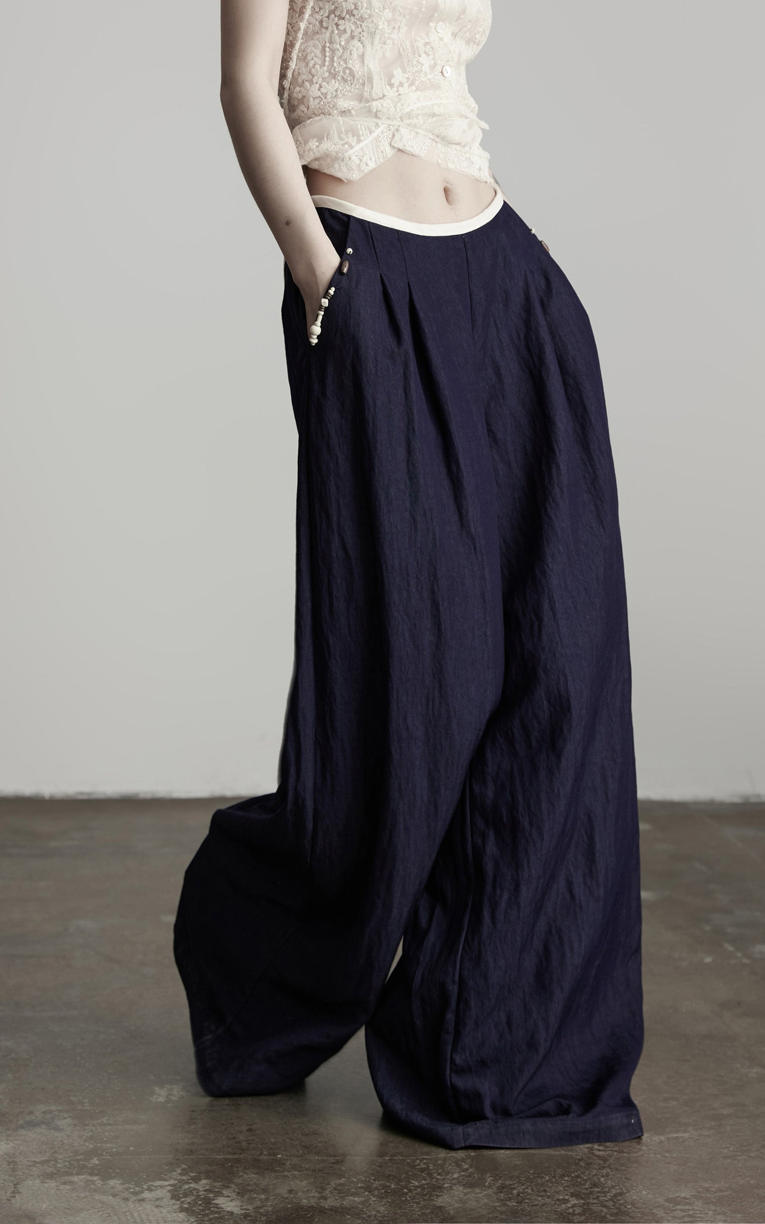 DOINDULGE Wide-Leg Pants with Contrast Waistband and Bead Detail
