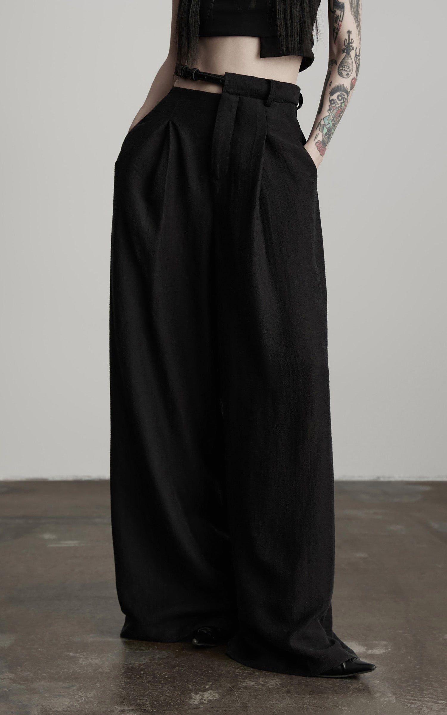 DOINDULGE Structured Wide-Leg Pants with Textured Detail and Sculpted Waistband