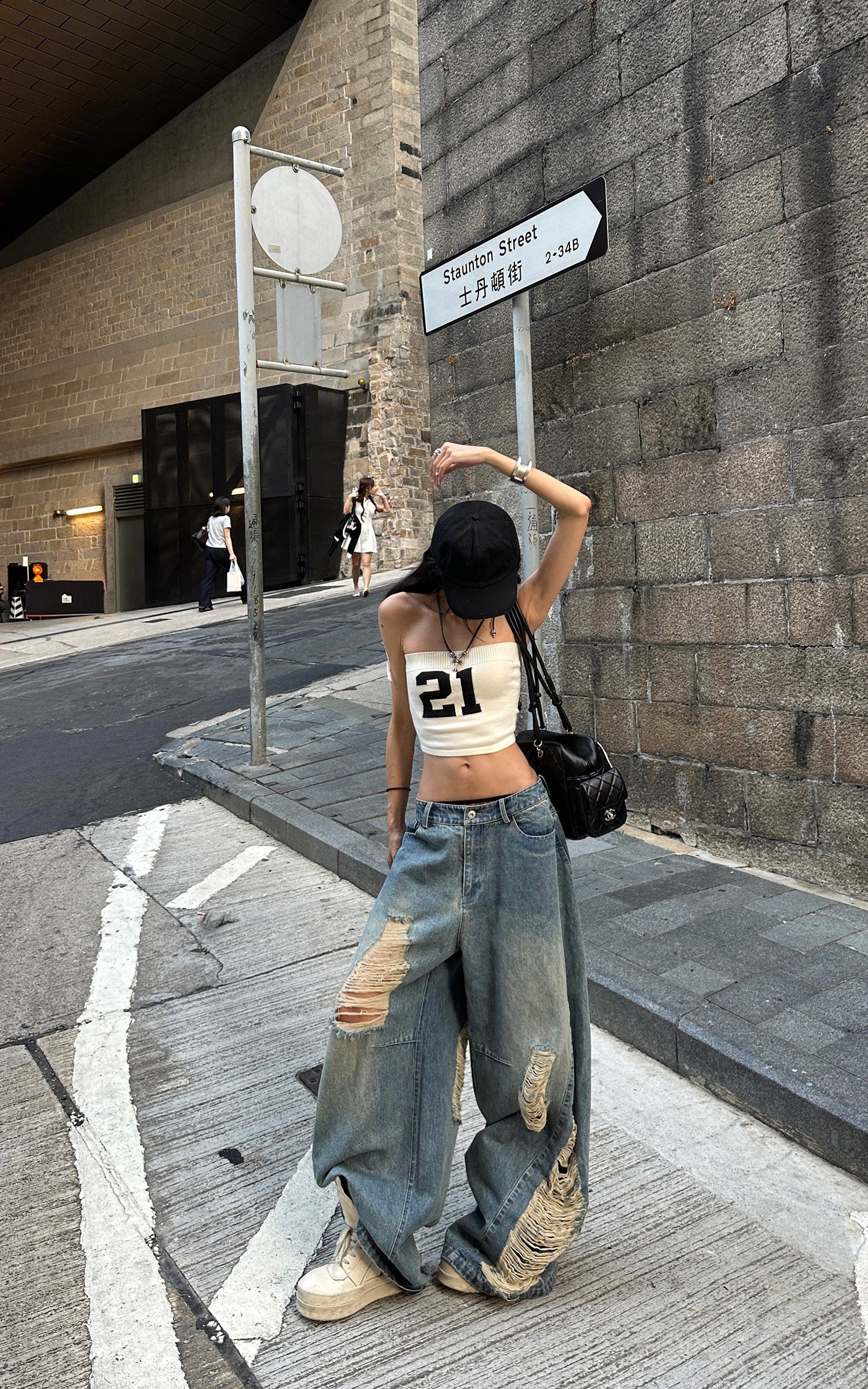 WARDEN EDGE Strapless Knit Tube Top with Bold “21” Motif - PINKPARKS