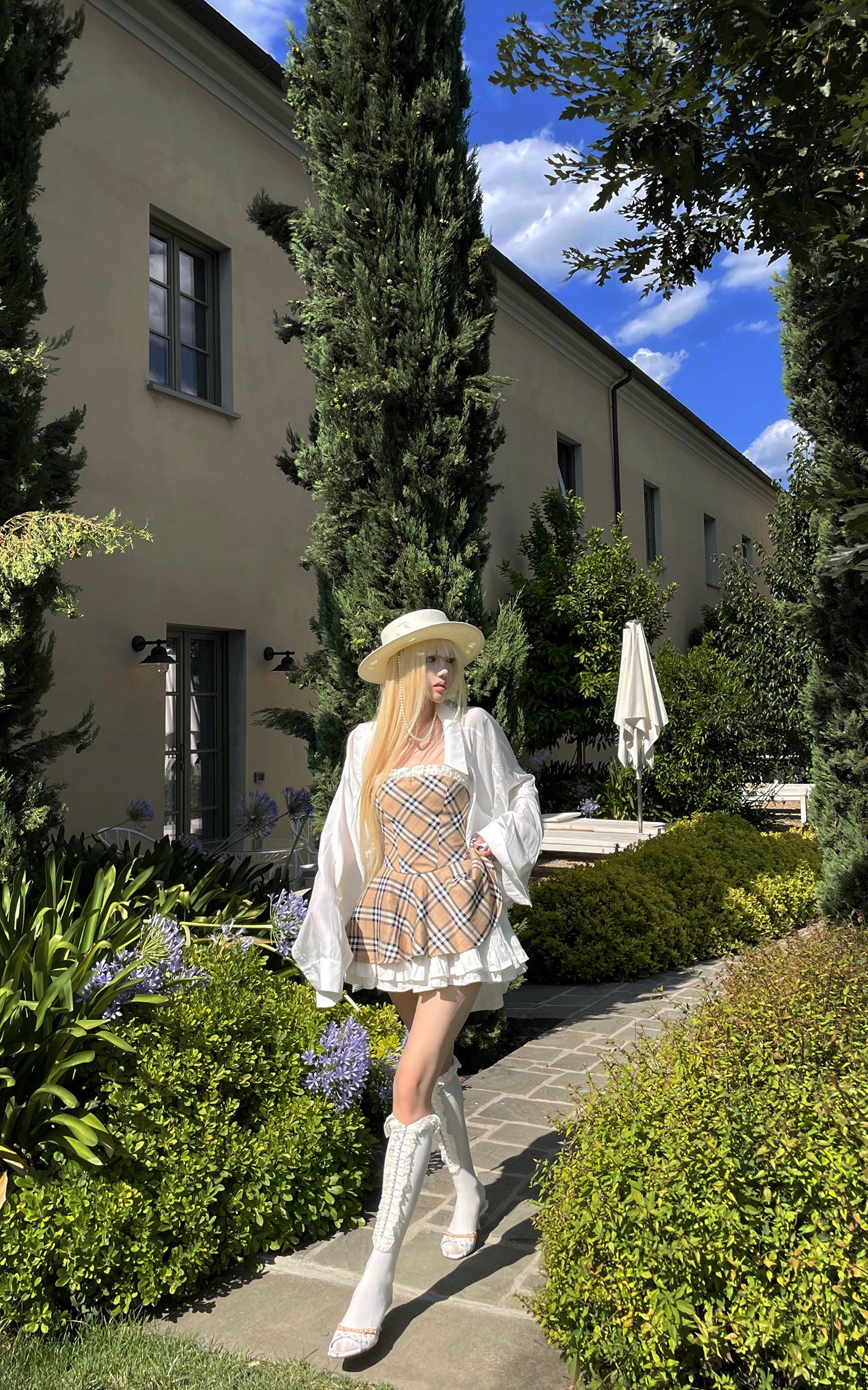 Robe évasée à carreaux avec ourlet en dentelle superposée